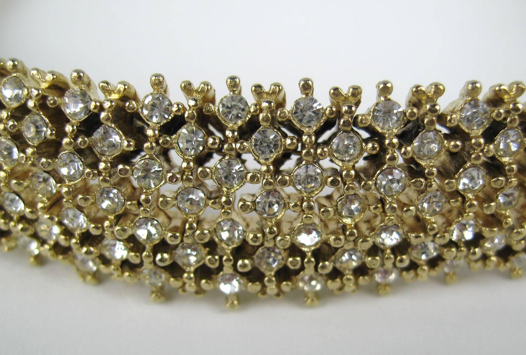Die Les Bernard Halskette besteht aus mehreren Schichten von Kristallen. Mess .77 in breit mit einem Fold over Verschluss. 16 in Choker Länge. New Old Stock, nie getragen. Dies ist ein Auszug aus einer umfangreichen Sammlung von zeitgenössischer
