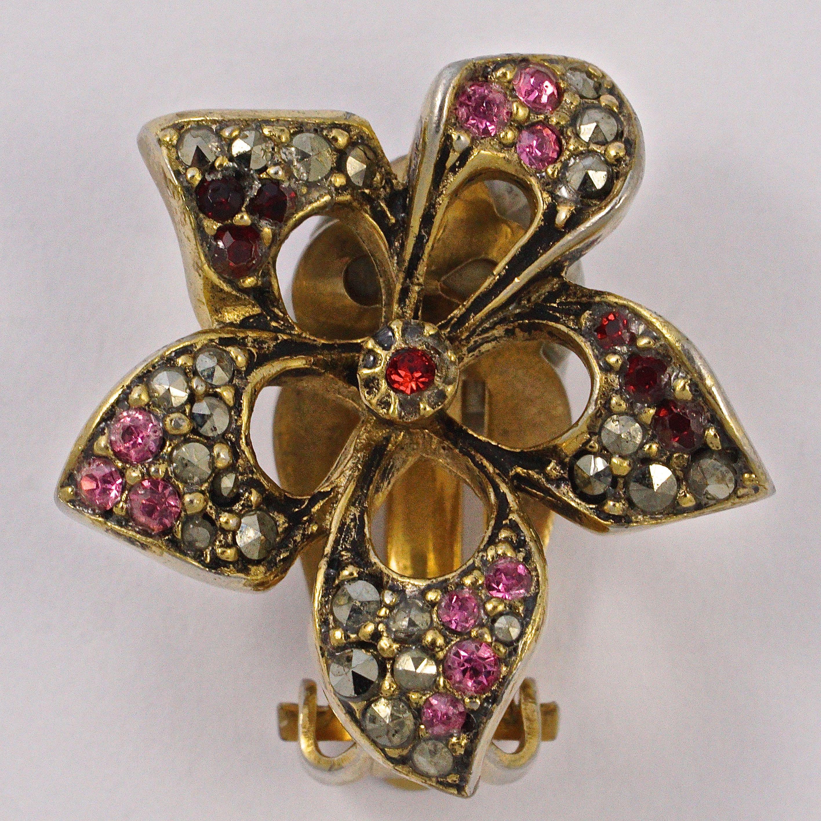 Exquisite Les Bernard gold plated clip on flower earrings, set with marcasites and red and pink rhinestones. Measuring 2.35cm / .92 inches by width 2.35cm / .92 inches.  

This is a beautiful pair of stylish vintage earrings by Les Bernard, circa