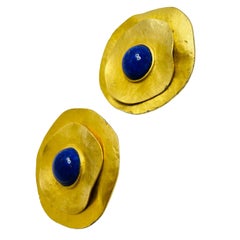 Les Bernard boucles d'oreilles clip on runway signées LES BERNARD en faux lapis et ton or