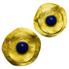 Les Bernard boucles d'oreilles clip on runway signées LES BERNARD en faux lapis et ton or