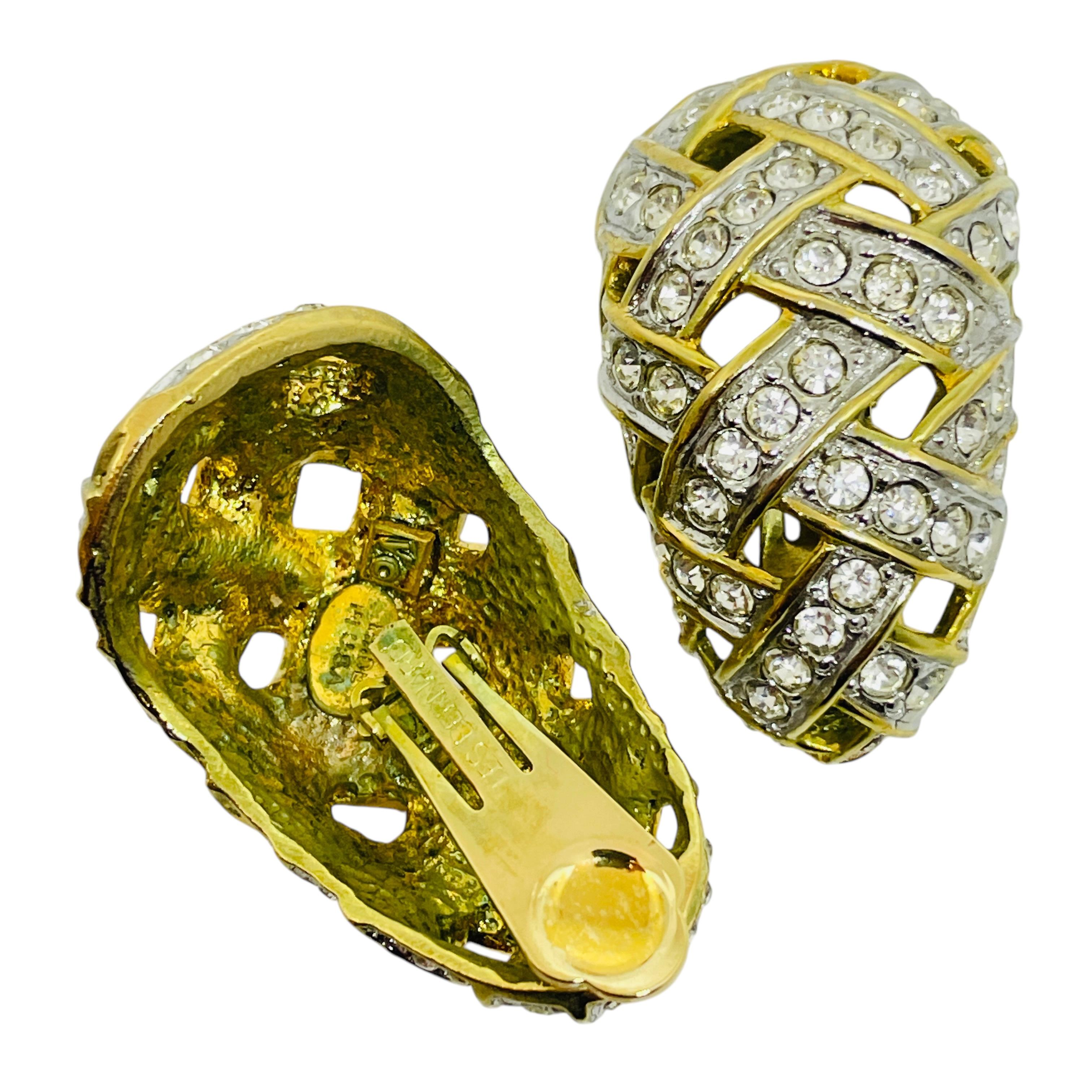 Donna Orecchini a clip firmati Les Bernard, con strass massicci, in tonalità oro. in vendita