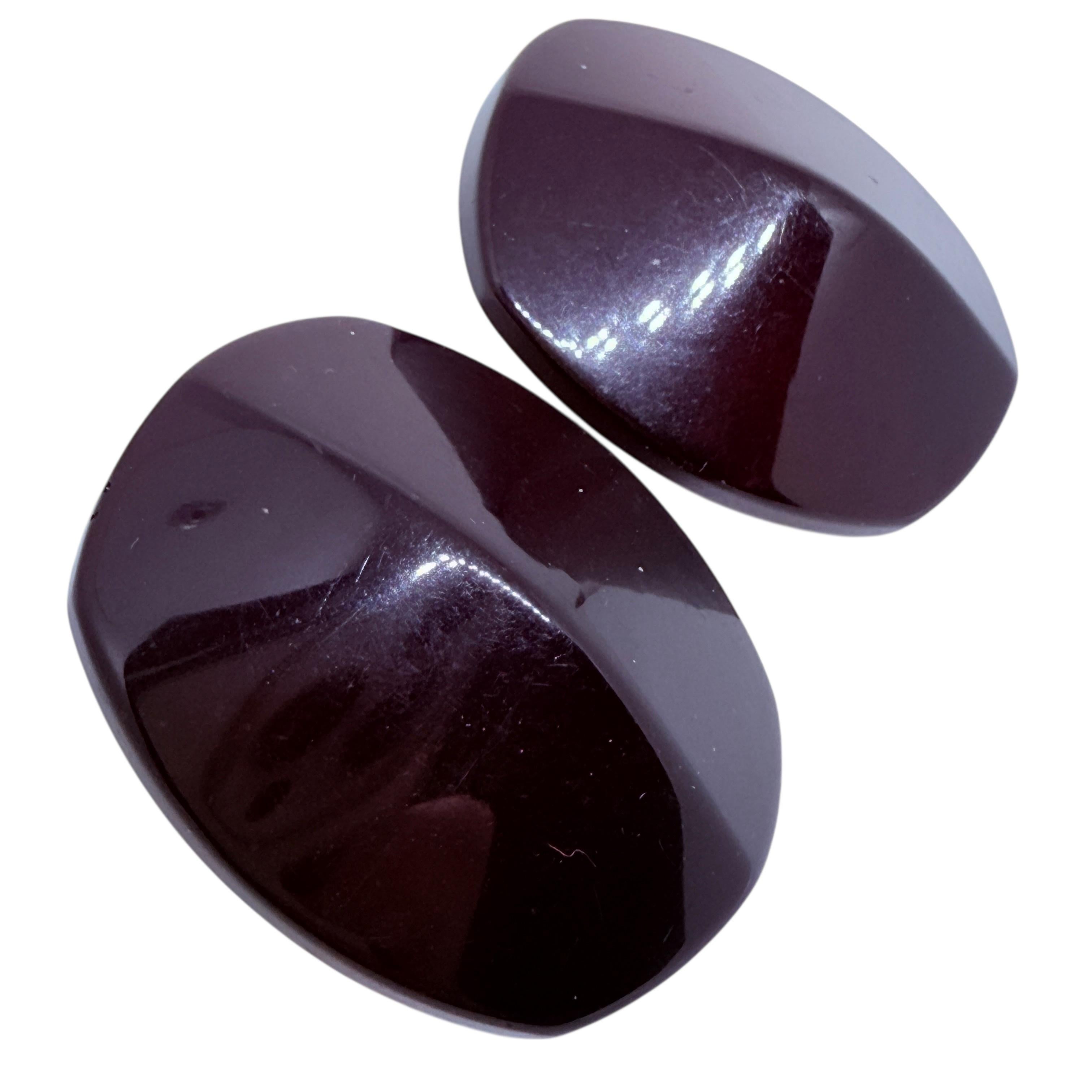 LES BERNARD signiert Vintage Burgunder Harz Modernist Designer Clip auf Ohrringe für Damen oder Herren im Angebot