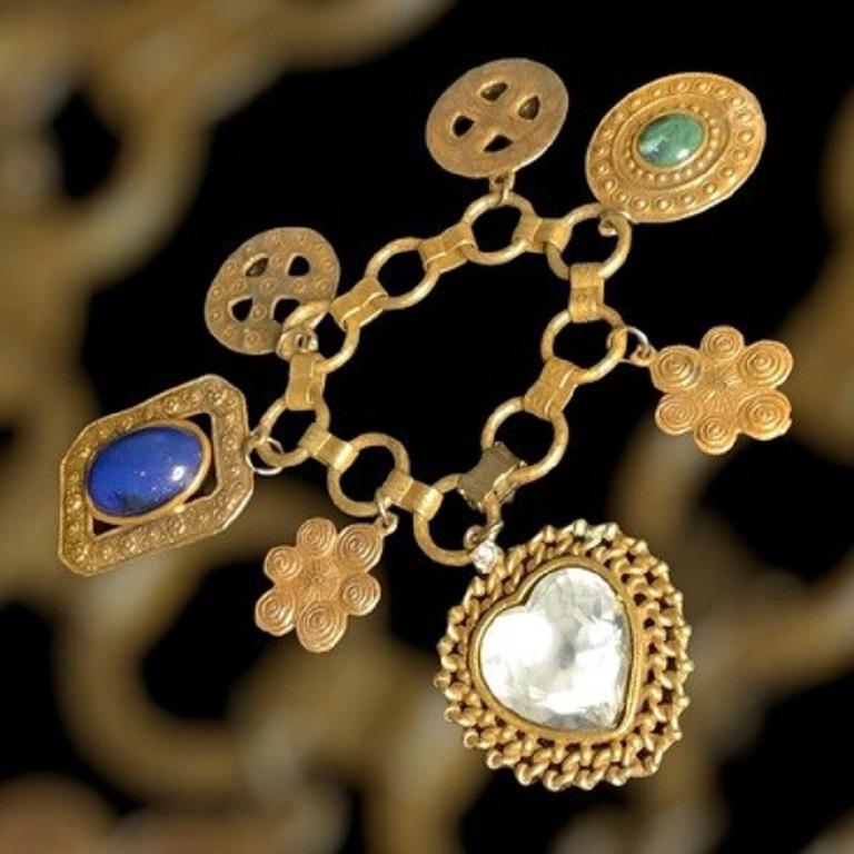 This bracelet from LES BERNARDS still makes it possible to verify that the quality of manufacture of vintage jewelery has nothing to do with what we do today. It is timeless. antique gold metal, which gives it its particular style. Its medallion