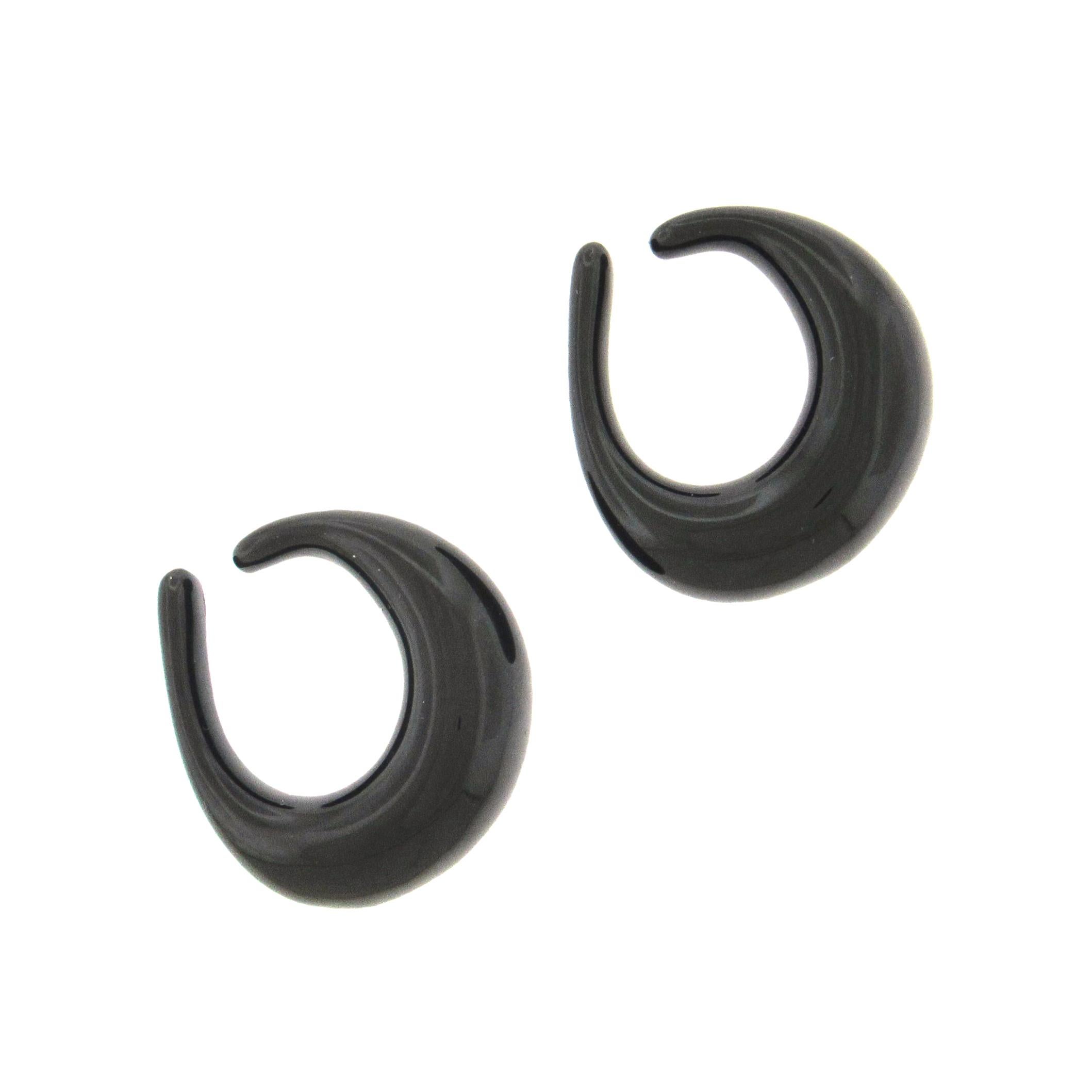 Les boucles d'oreille en cristal noir Les Boucles de Baccarat se glissent par le haut de l'oreille - l'hélix - et descendent en toute sécurité dans l'oreille sous forme d'anneaux. Les boucles d'oreilles mesurent 1-1/8″ de diamètre, 1/2″ au plus