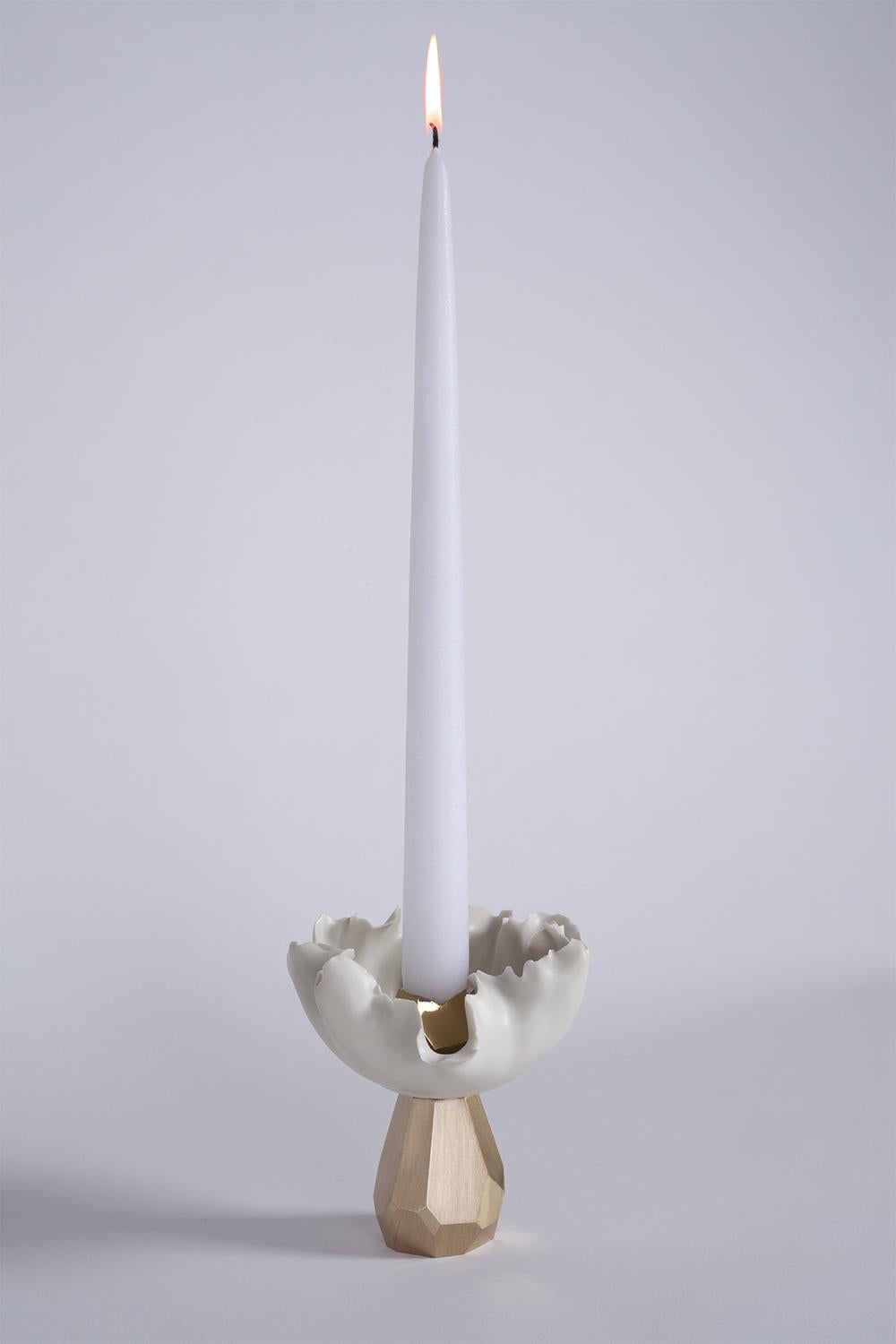 This pair of candlesticks embodies the union between
the delicacy of porcelain and the strength of brass.
The modelled porcelain takes the form of a floral collar evoking the grace and elegance of nature.
The brass adds a touch of sophistication and