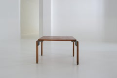 Mesa auxiliar Les Carrats de Georges Candilis y Anja Blomstedt para Sentou, Francia