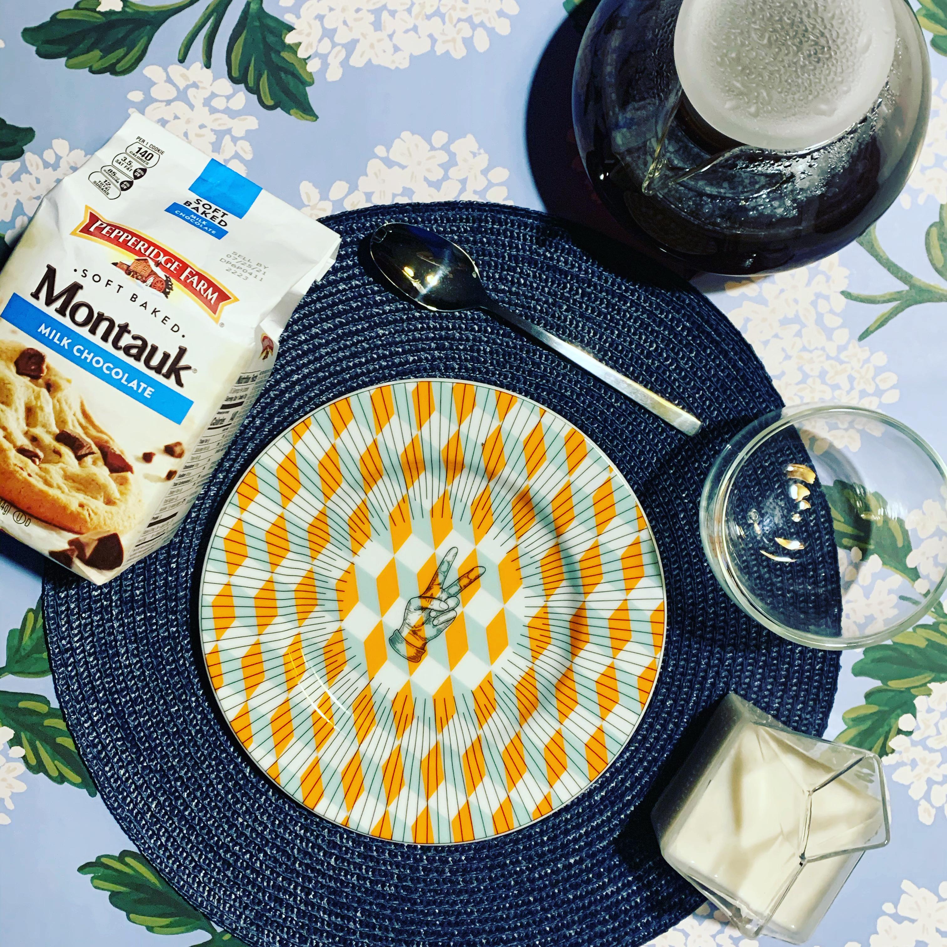 Inspirée par les motifs géométriques des carreaux portugais, l'assiette à salade Les Clément ajoutera une touche de fraîcheur à votre table. Des lignes noires dynamiques qui mènent à un signe de paix qui ajoutera un sens du jeu qui illuminera