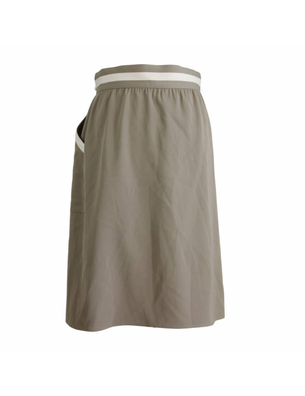 Vintage skirt French brand Les Copains, light brown, 100% wool.

The wallet skirt is knee-length, side closure, white waistband. Two pockets on the sides.

Size 38 IT 4 US 6 UK

Waist: 40 cm
Length: 70 cm