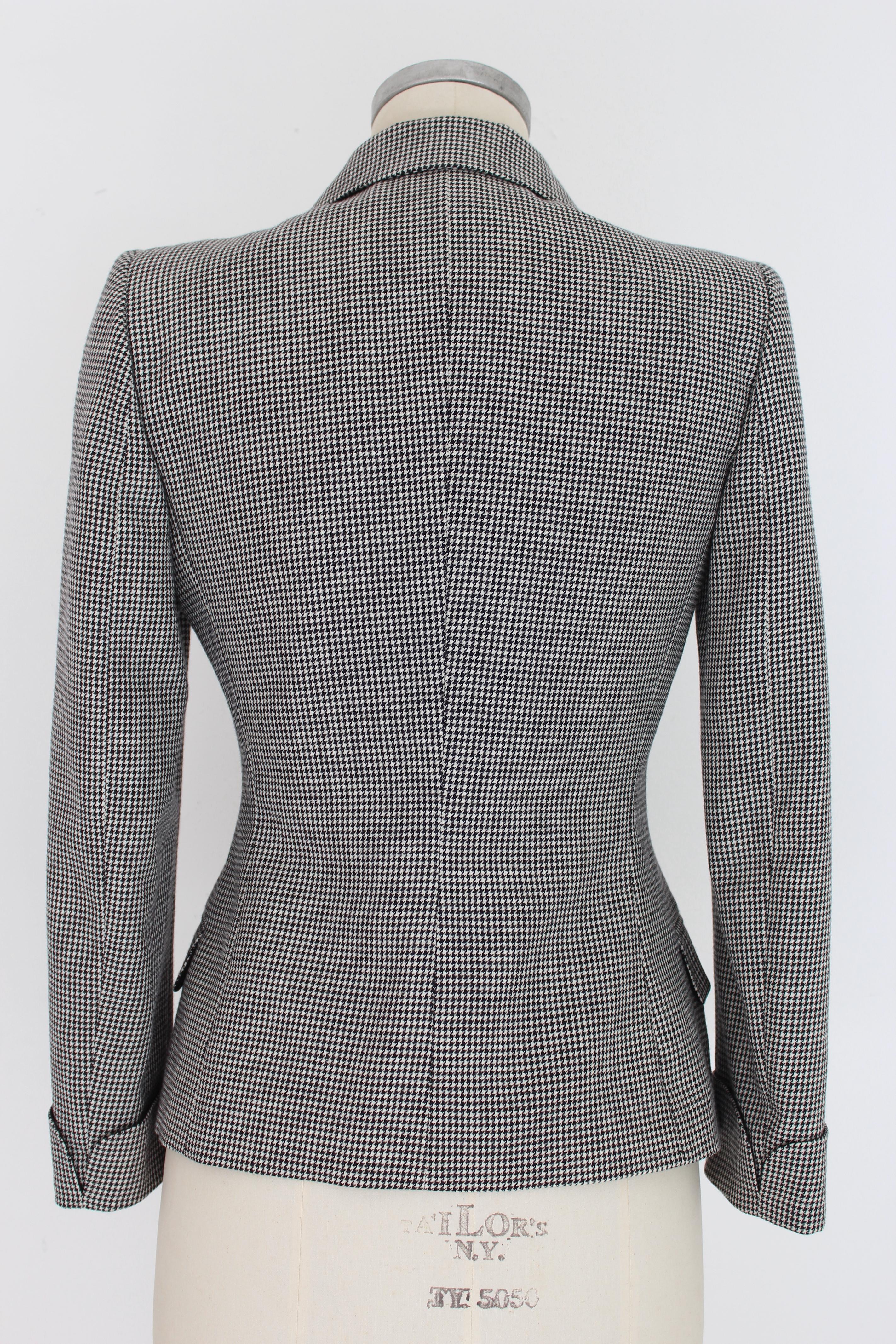 Les Copains 90s vintage women's jacket. Short blazer at the waist, fitted. Black and white color, checked pattern. 100% wool fabric, lined inside, there are applied shoulder straps. Made in Italy.

Condition: Excellent

Item used few times, it