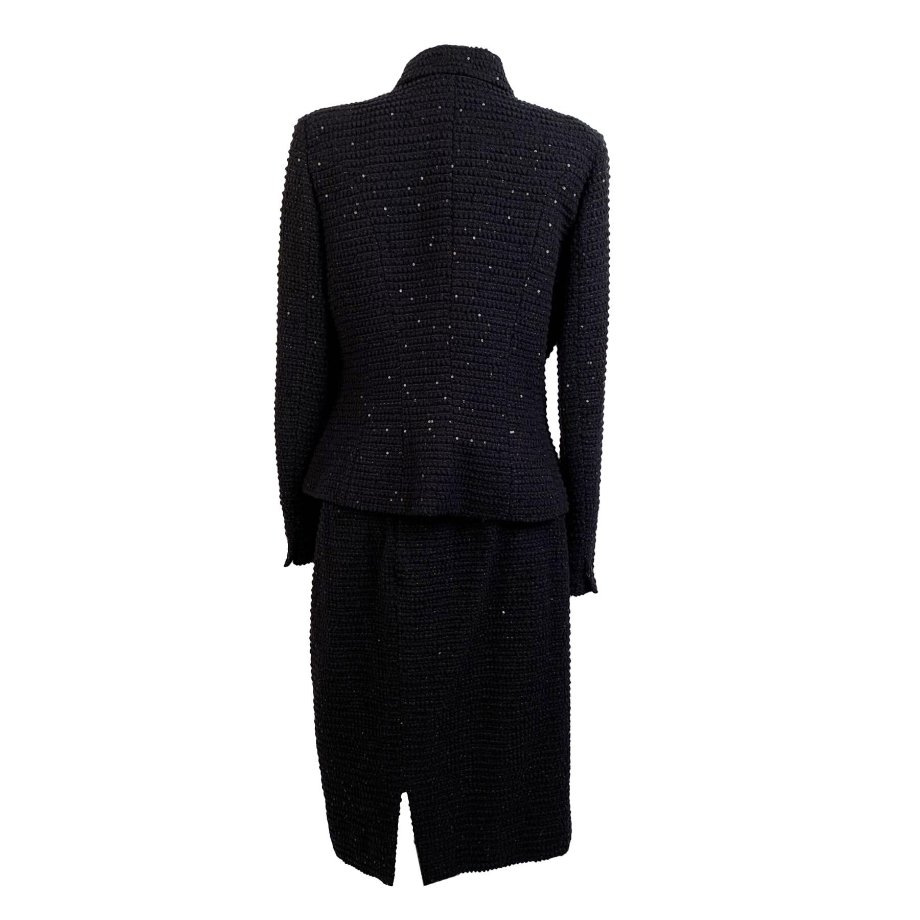 Les Copains vintage black wool skirt suit with an all over sequin embellishment. Composition: 54% virgin wool, 28% rayon, 12% polyester, 6% nylon. The jacket feature front button closure (embellished with rhinestones) and front pocket on the waist.