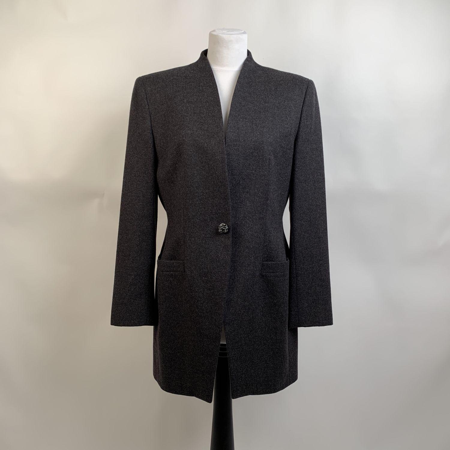 Les Copains Vintage gray wool and cashmere blazer. It features single button closure, beaded buttons, 2 pockets on the hips and a longline cut. Lined. Composition: 80% Wool, 20% Cashmere. Size: 42 IT. It should correspond to a SMALL