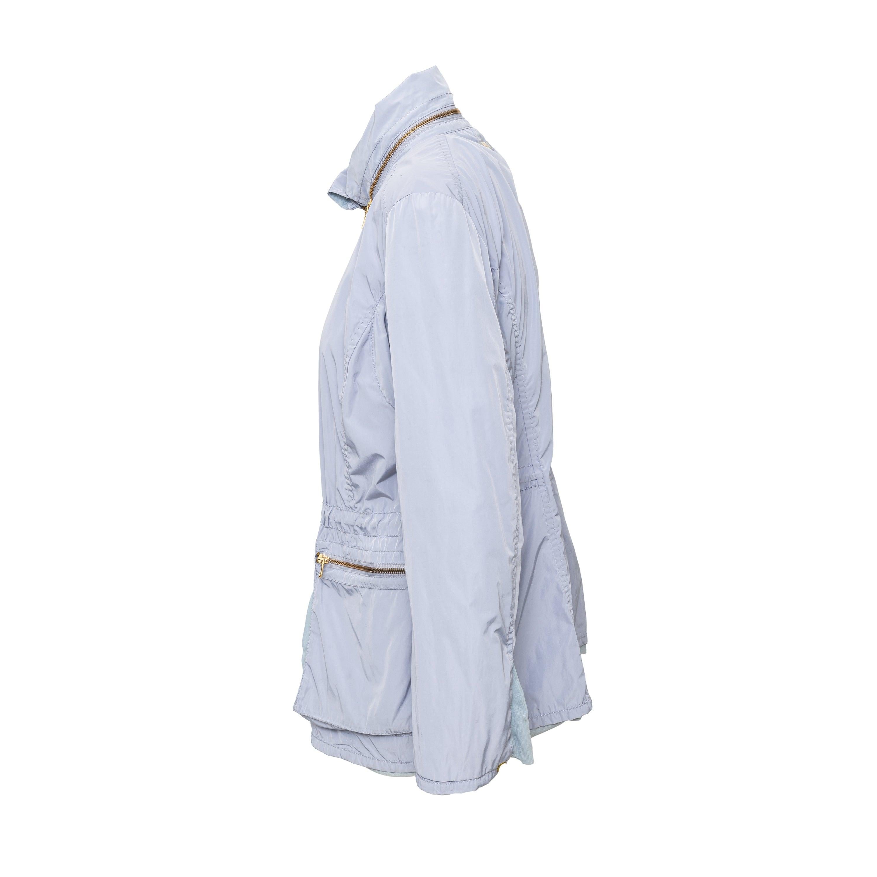 La Chaqueta Cortavientos Les Copains de poliéster azul bebé empolvado tiene una cremallera dorada y un forro de malla para un ajuste elegante y cómodo. 
 Observaciones: hay algunas manchas en el interior del forro. 
 Medidas: