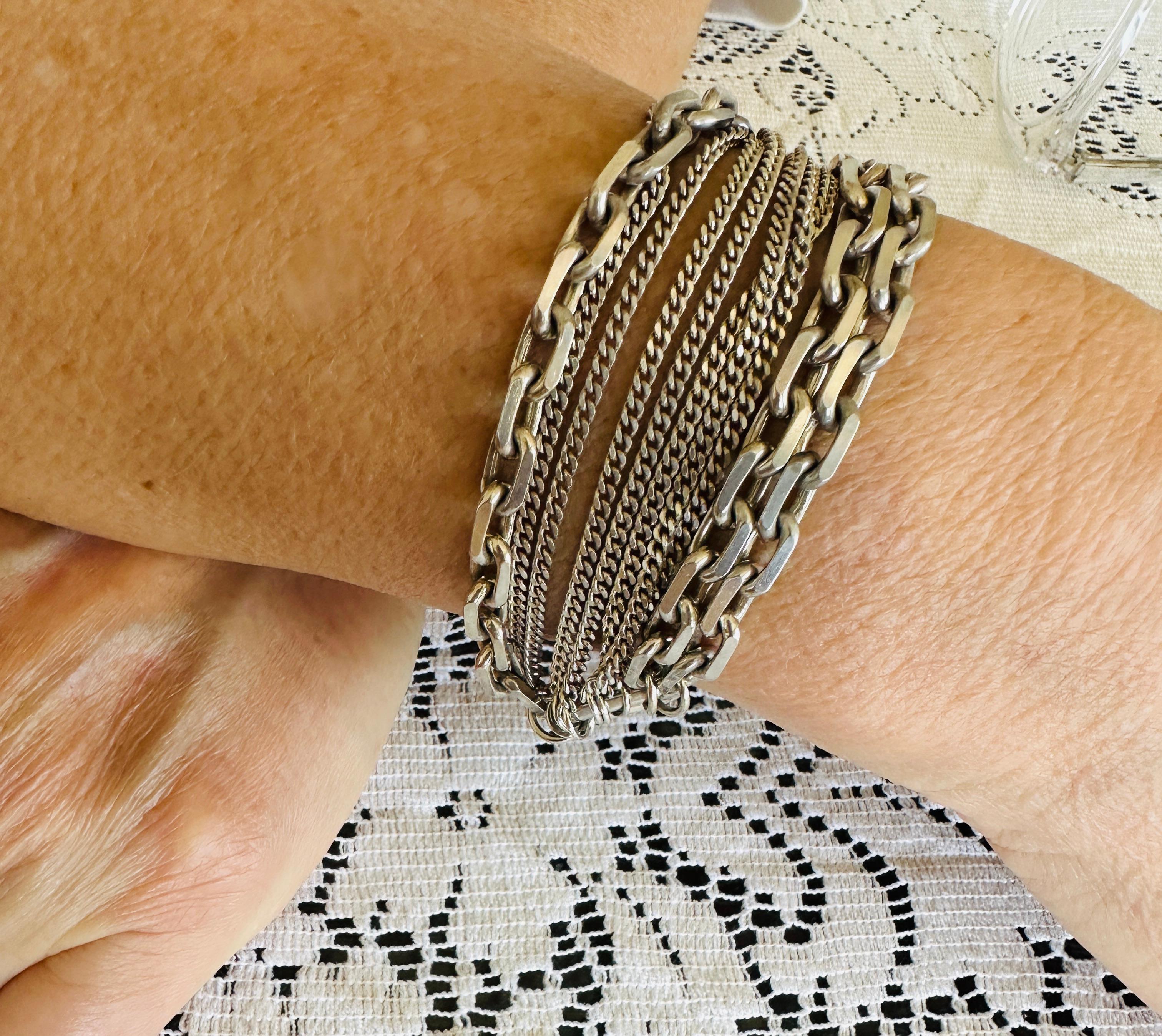 Conçu pour Christofle par Adeleine Cacheux, ce rare bracelet en argent massif était vendu exclusivement dans les boutiques Christofle.

Il comporte 10 brins de chaîne en argent de différentes dimensions et est doté d'un mécanisme à ressort