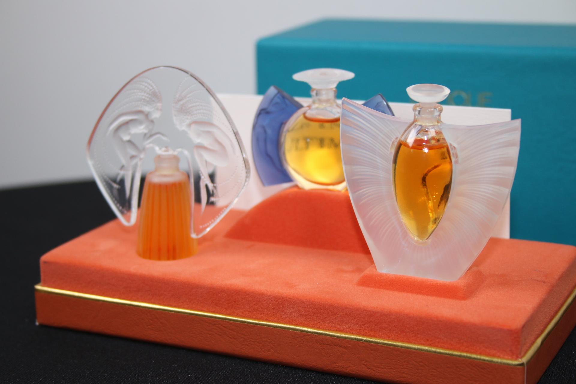 Les Flacons Collection Miniatures Lalique 2000 1998 1999 In Good Condition In Oirlo, LI
