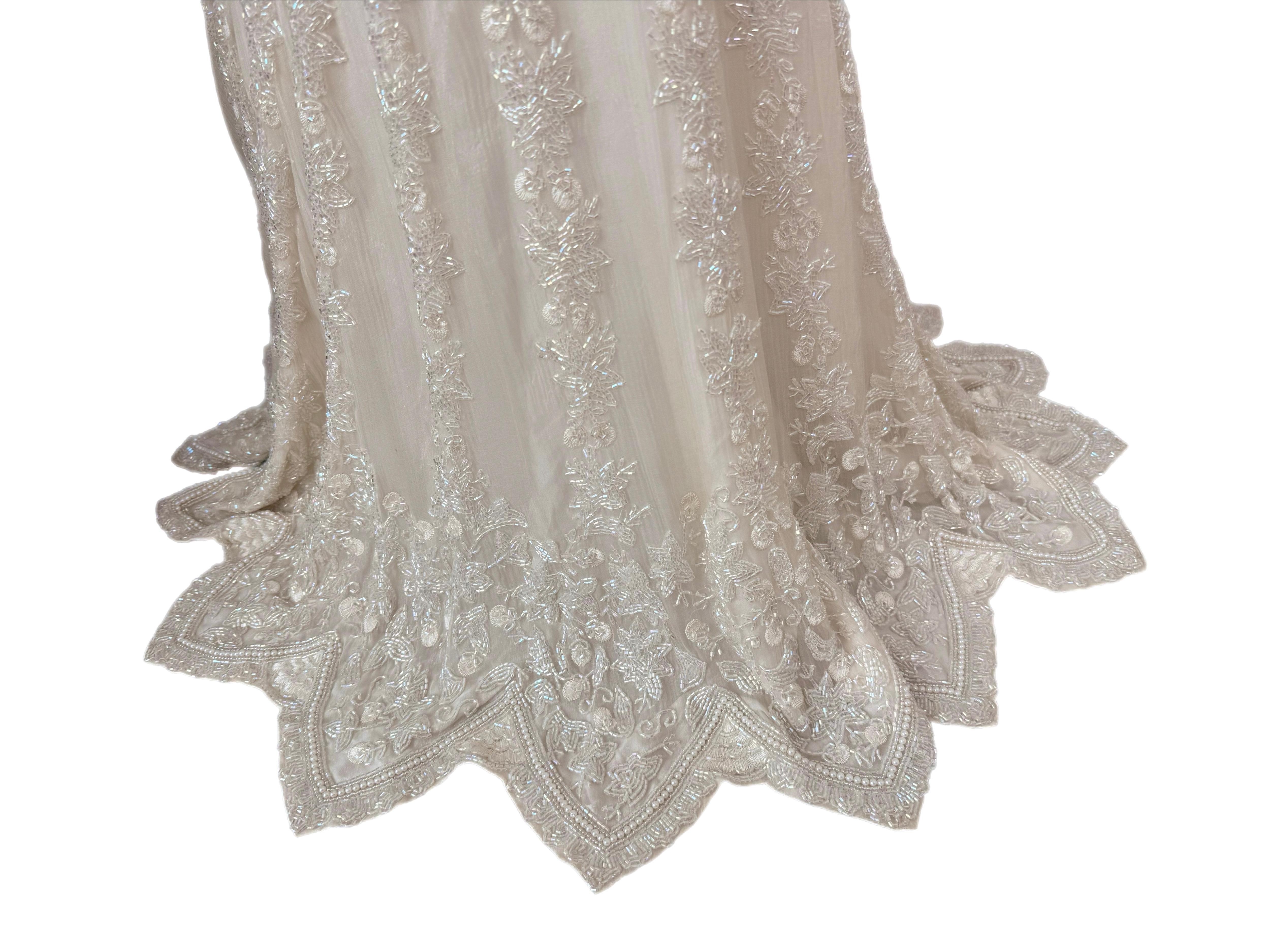 Incroyable pour le mariage, la mariée, la nuptialité, etc.
Les Habitudes
Couture
Vintage
1990's 
Couleur ivoire avec des perles claires et irisées
Entièrement fabriqué à la main en Angleterre
Des heures et des heures ont été consacrées à cette