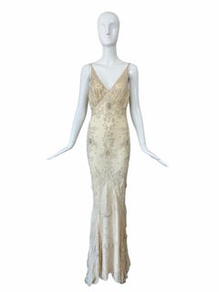 LES HABITUDES – Vintage-Couture-Brautkleid im Stil der 90er Jahre aus Seide mit Perlenstickerei in Vanillecreme, mit Schal