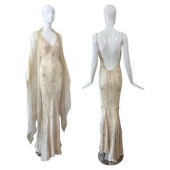 LES HABITUDES – Vintage-Couture-Brautkleid im Stil der 90er Jahre aus Seide mit Perlenstickerei in Vanillecreme, mit Schal