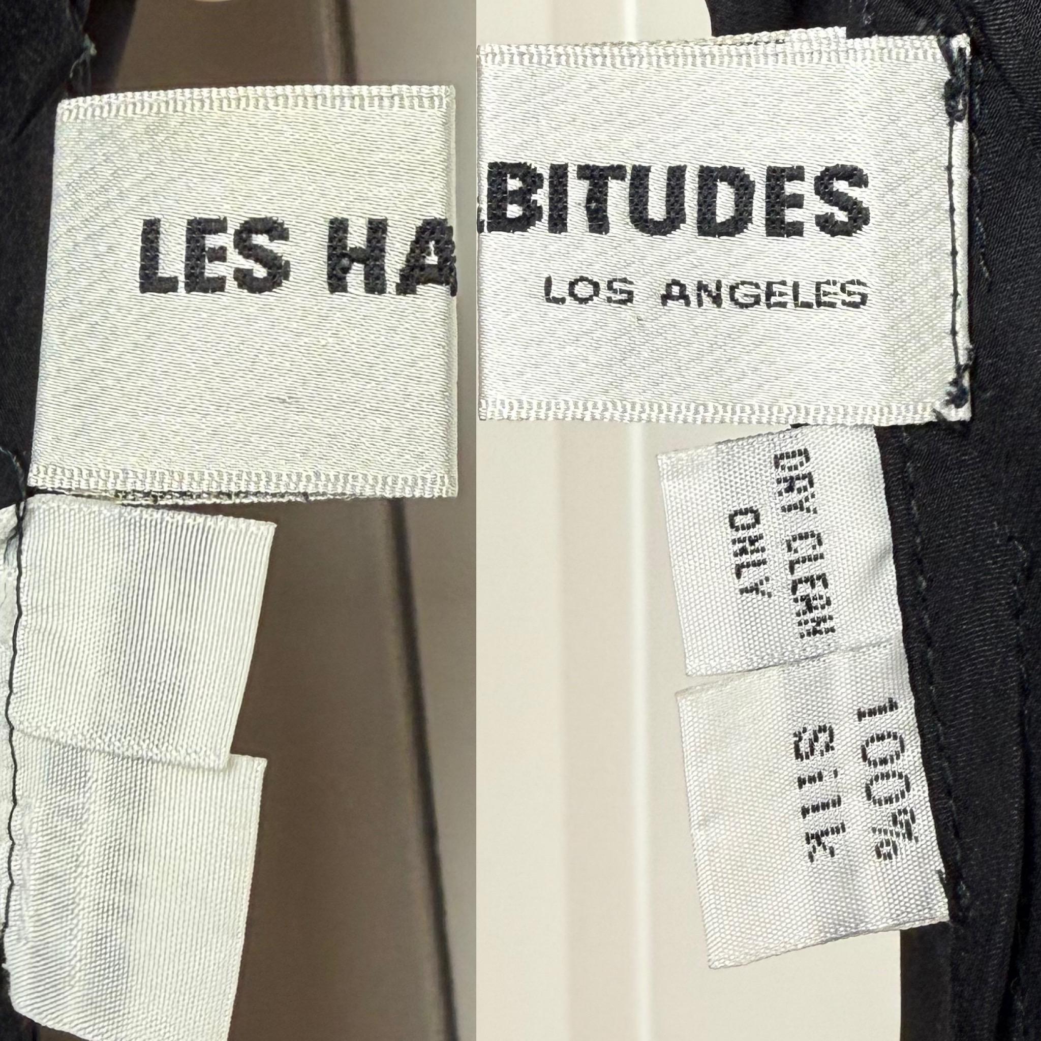 Les Habitudes
Vintage By
1990's
Tiefschwarz
100% Seide
Pullover
Hat etwas Stretch
Hat Knöpfe auf der Innenseite, um darunter auf jeder Seite wie eine Büste zu greifen
Kein Größenetikett, bitte Maße unten beachten
Ausgezeichneter Zustand, Gurt könnte