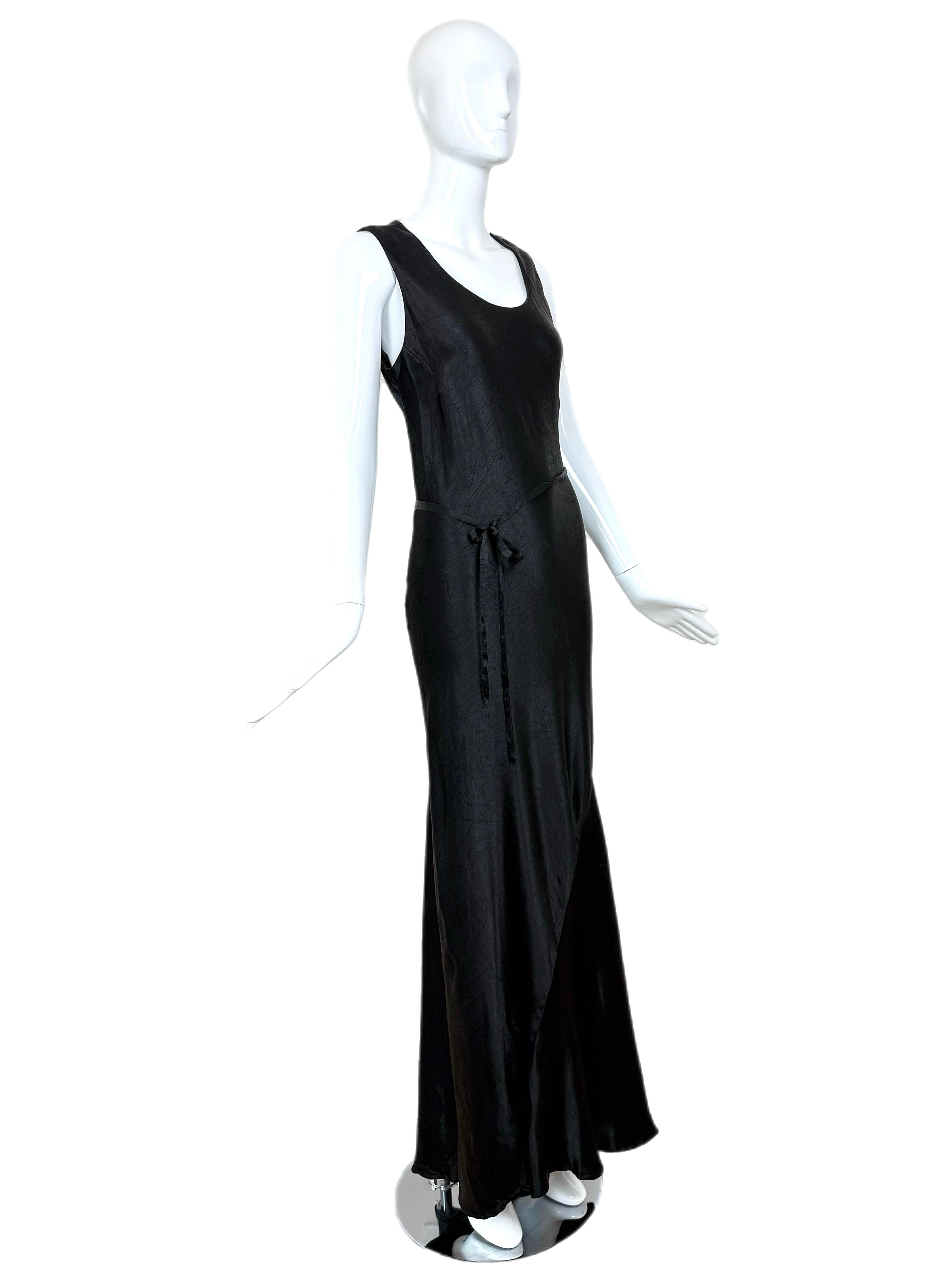 LES HABITUDES Black Silk Crinkle Effect Evening Gown w. Adjustable Belt In Excellent Condition For Sale In Leonardo, NJ