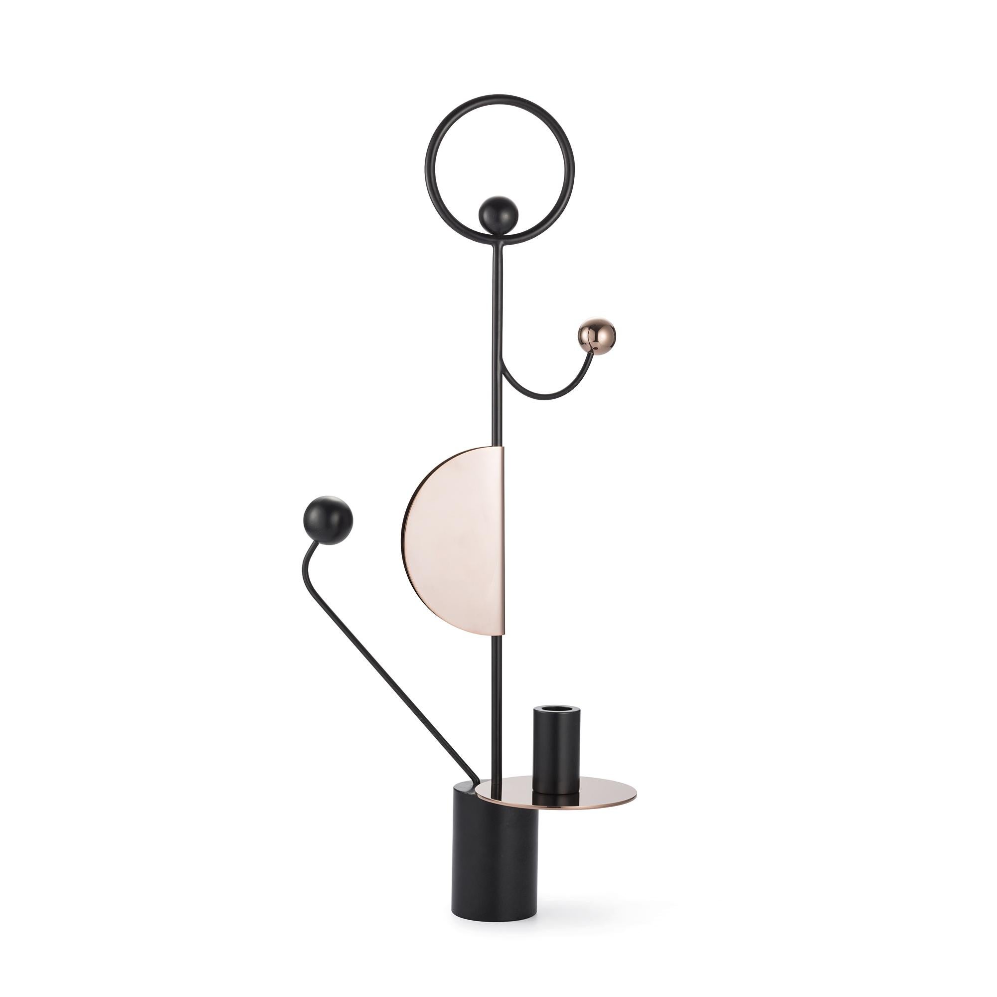 Portacandele Les Immobiles N°1 di Thomas Dariel
Dimensioni: P 27 x L 22 x H 60 cm 
Materiali: base in metallo verniciato a polvere nera Parti in metallo placcato con finitura rame lucido Colore: Multicolore. 
Disponibile anche in altre