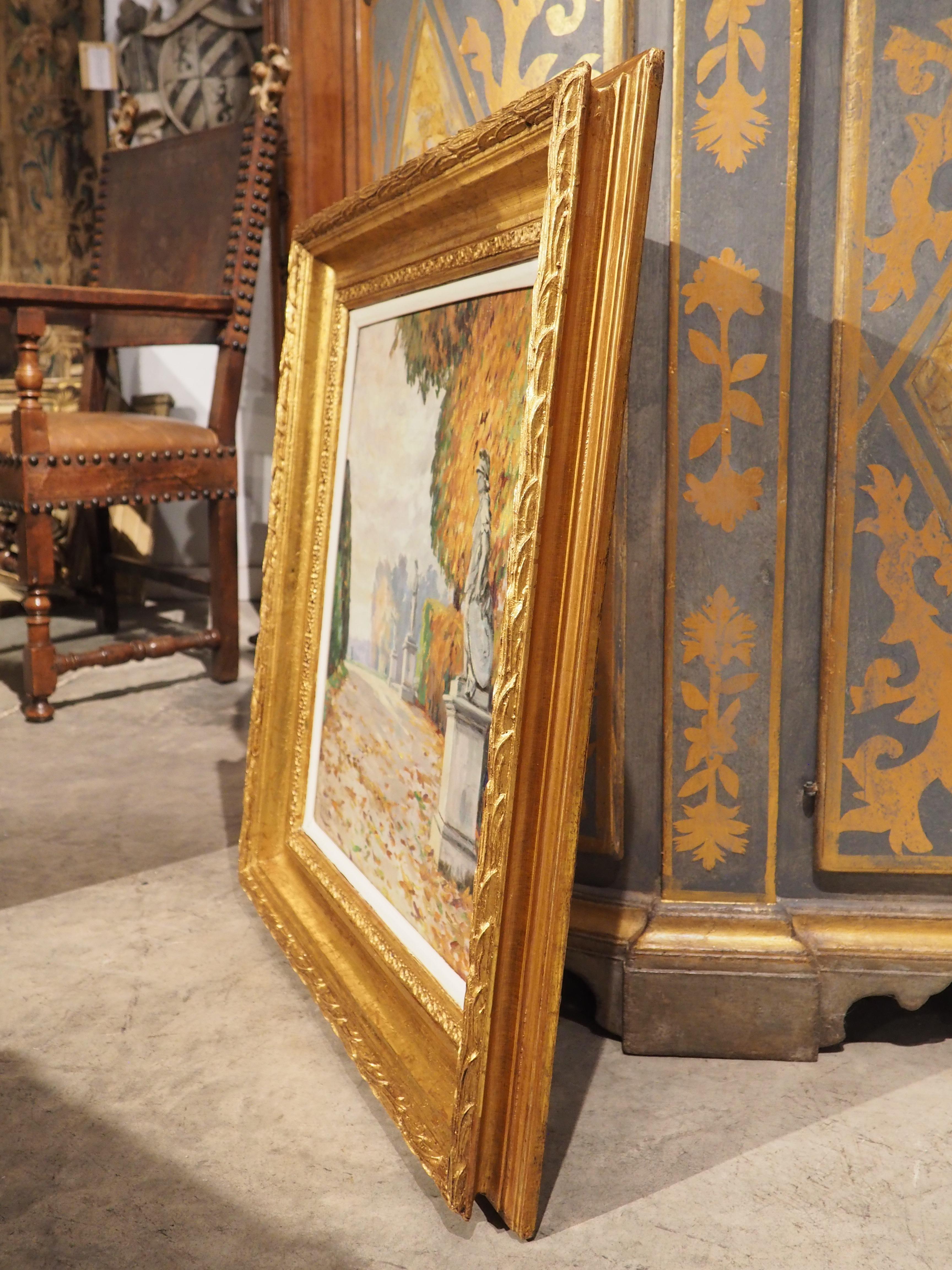 Réalisée par le peintre français Edouard-Henri HENRY (1898-1973), cette huile sur toile représente une partie d'un jardin du château de Versailles. Plus précisément, l'allée fortement boisée fait partie du célèbre Parterre Nord, comme l'indique une