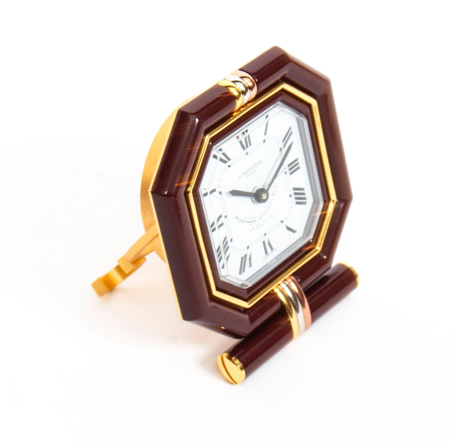 Les Must de Cartier Paris Cased Maroon and Gilt Desk Clock and Photo Frame In Excellent Condition In London, GB
