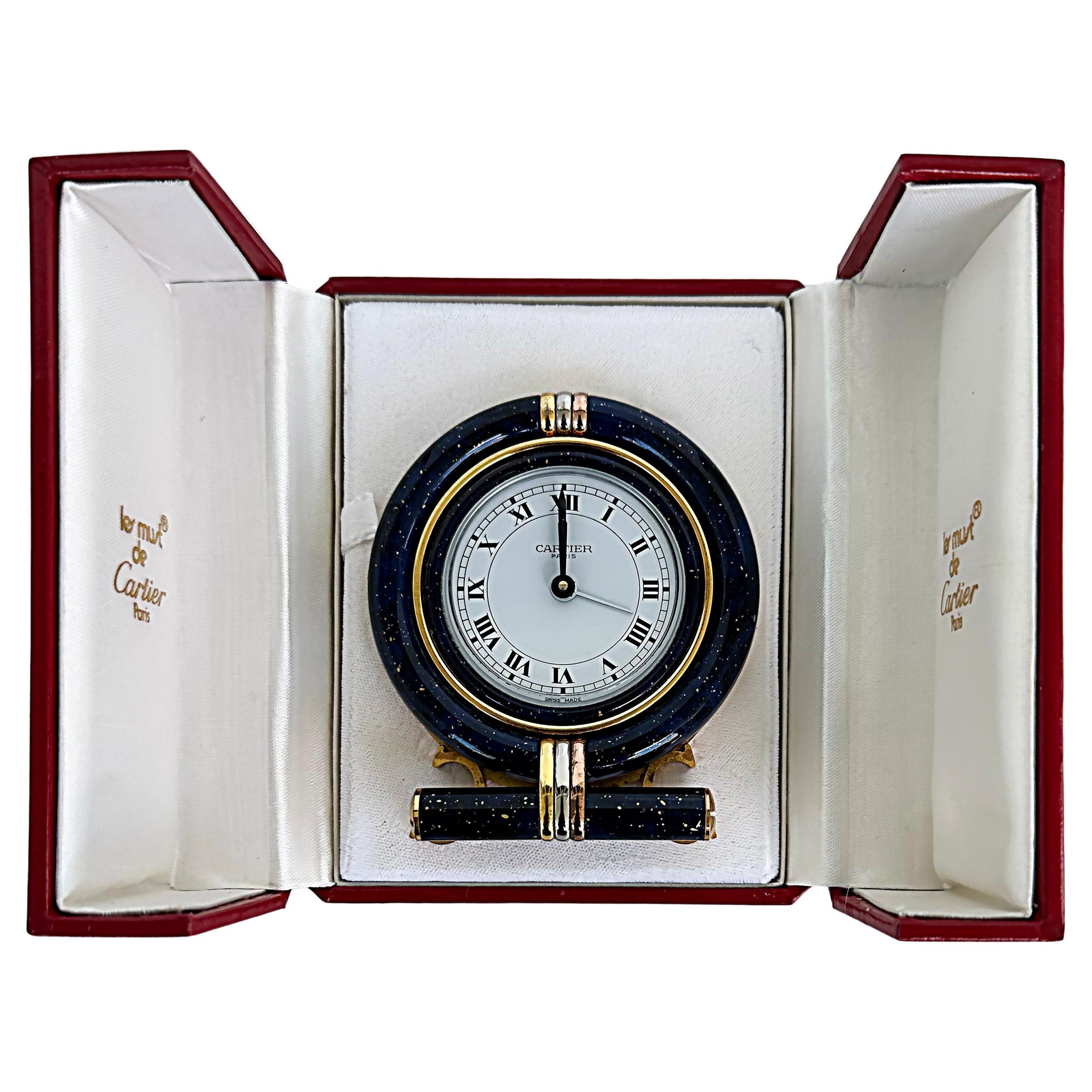 Horloge de voyage Les Must de Cartier Paris en plaqué or et émail avec étui  d'origine sur 1stDibs