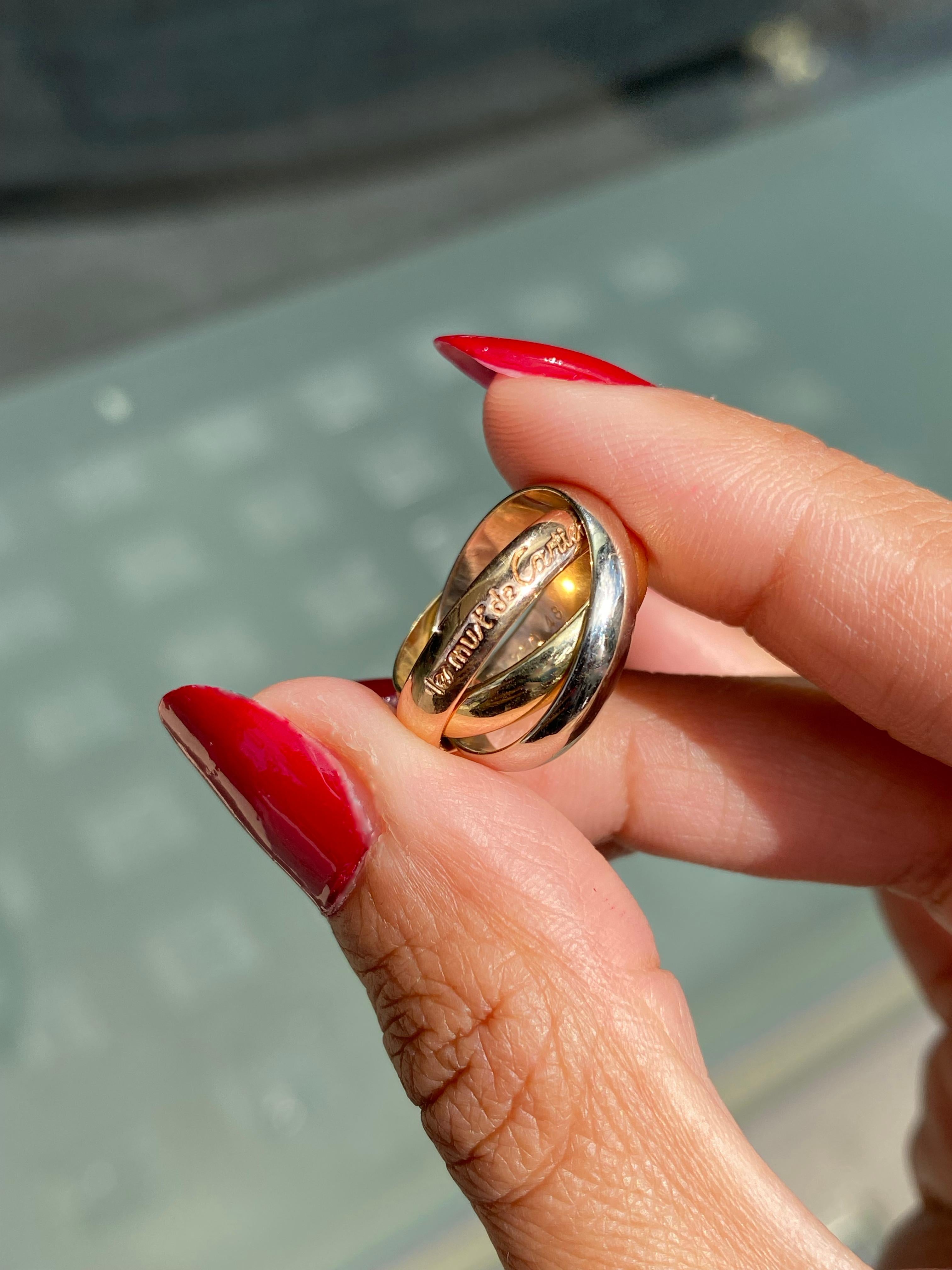 Les Must de Cartier Trinity Tri-Color 18K Weiß-, Gelb- und Roségold Bandring im Zustand „Hervorragend“ in London, GB