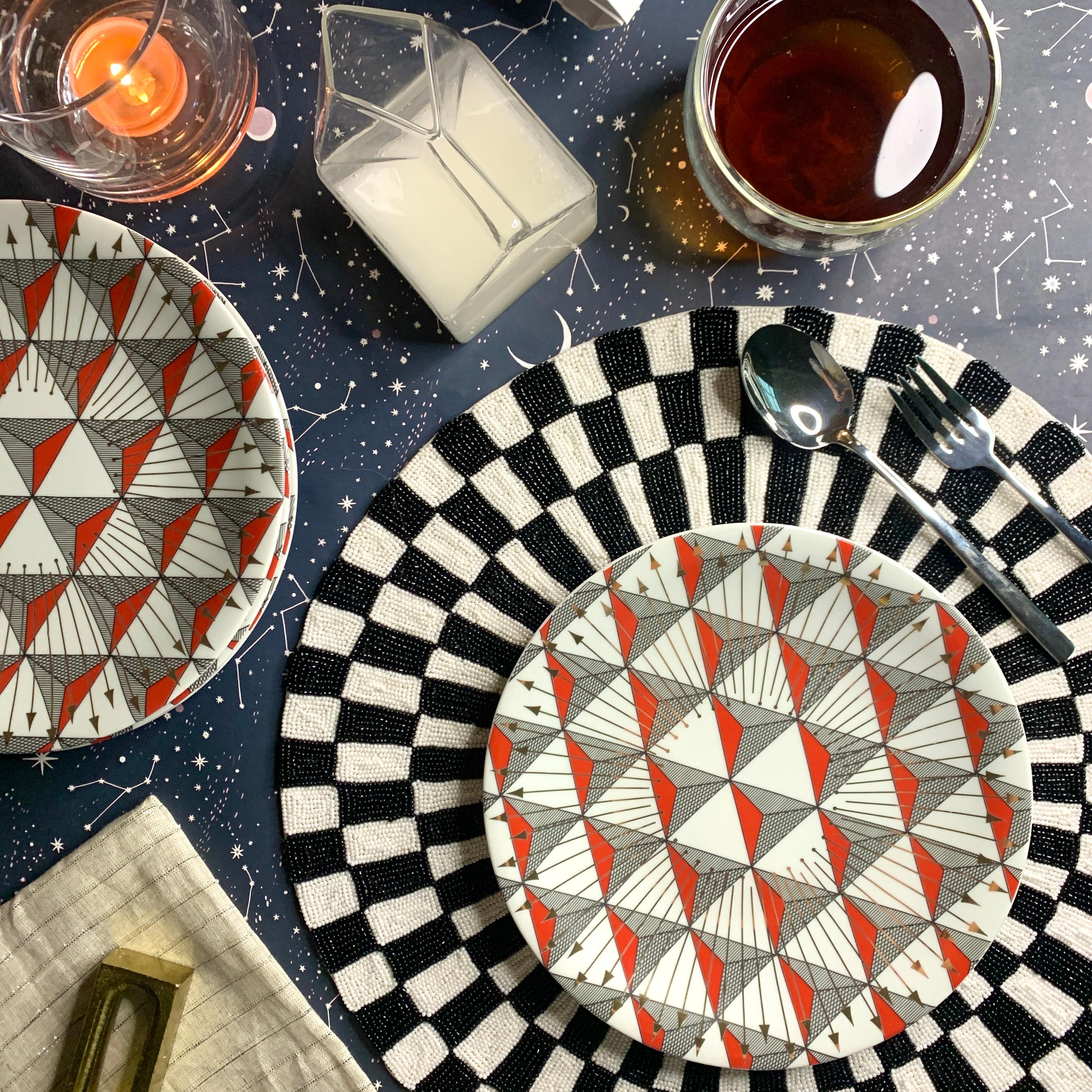 Our most versatile tableware set, Les Noëls dessert set features scarlet hexagon patterns accompanied with dynamic lines of gold. This dinner set will liven any formal or casual dining experience. Perfect for the summertime, perfect for the
