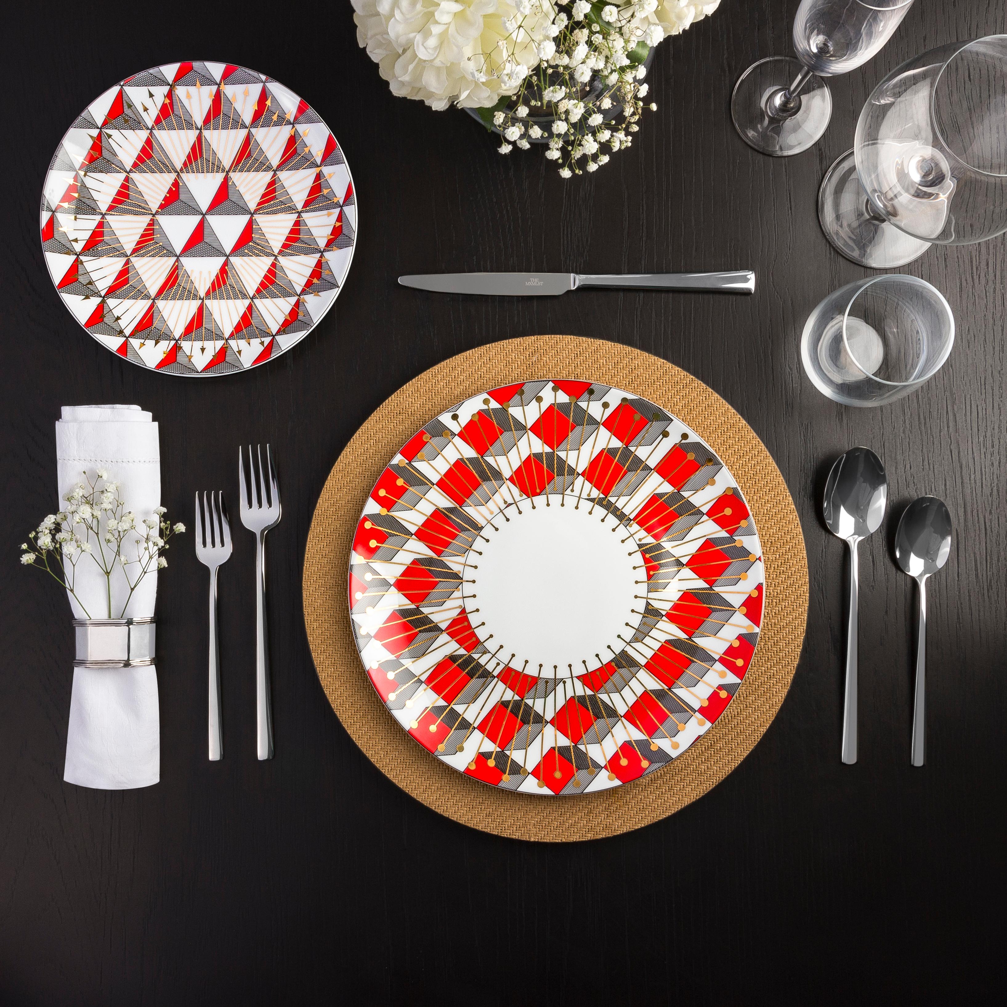 Our most versatile tableware set, Les Noëls dinner set features scarlet hexagon patterns accompanied with dynamic lines of gold. This dinner set will liven any formal or casual dining experience. Perfect for the summertime, perfect for the holidays!