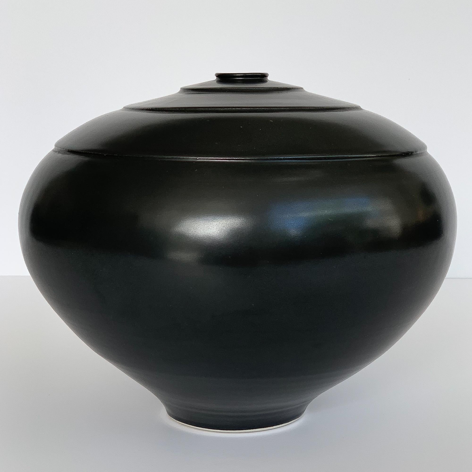 Modern gunmetal black glazed ceramic studio pottery vase by Les Orenstein. Signed by the artist. Stepped detail surrounding 1