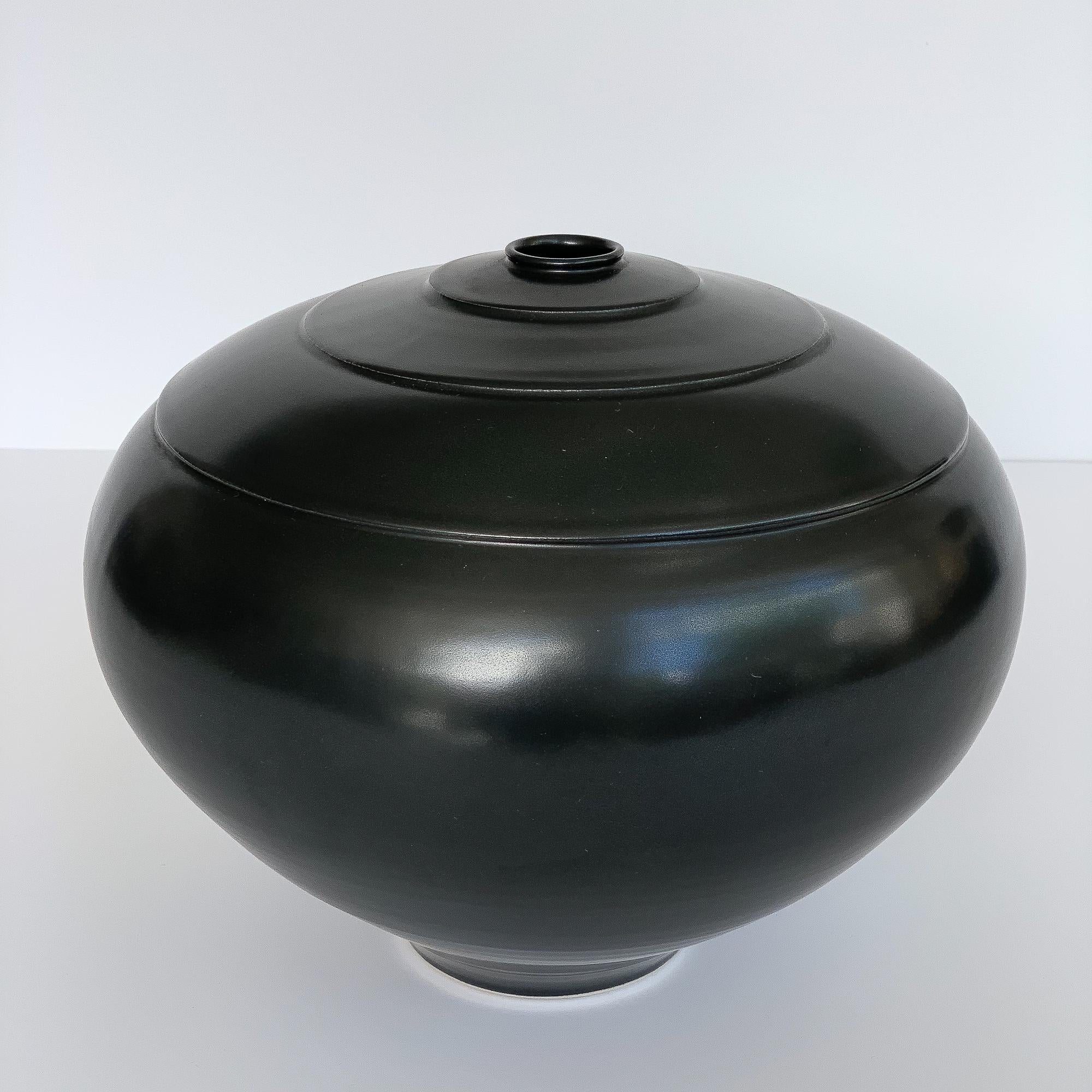 Mid-Century Modern Les Orenstein Black Glazed Studio Pottery Vase