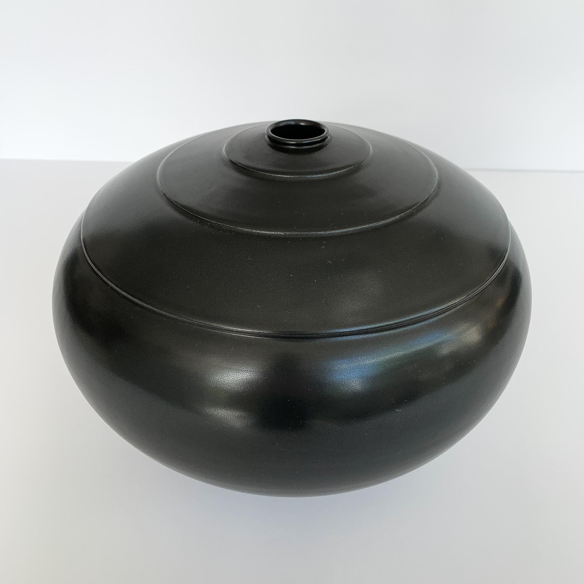 American Les Orenstein Black Glazed Studio Pottery Vase