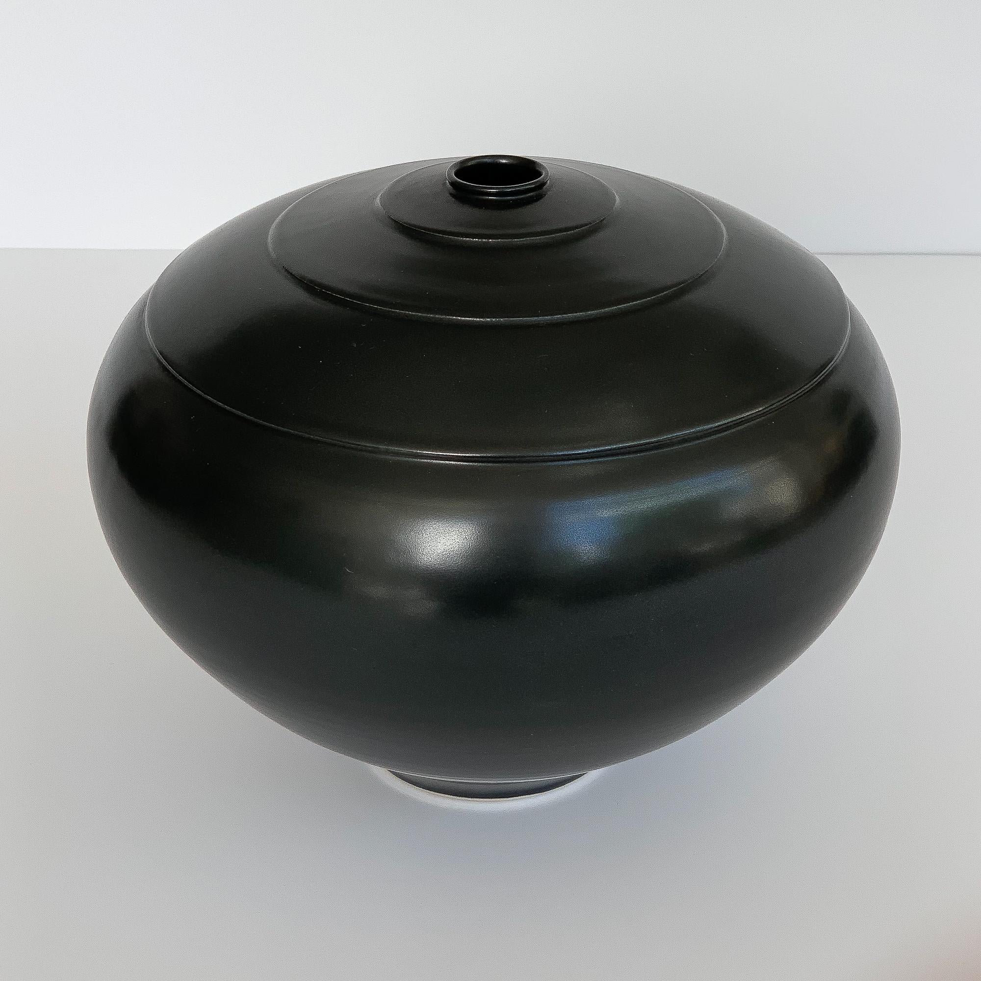 Les Orenstein Black Glazed Studio Pottery Vase In Excellent Condition In Chicago, IL