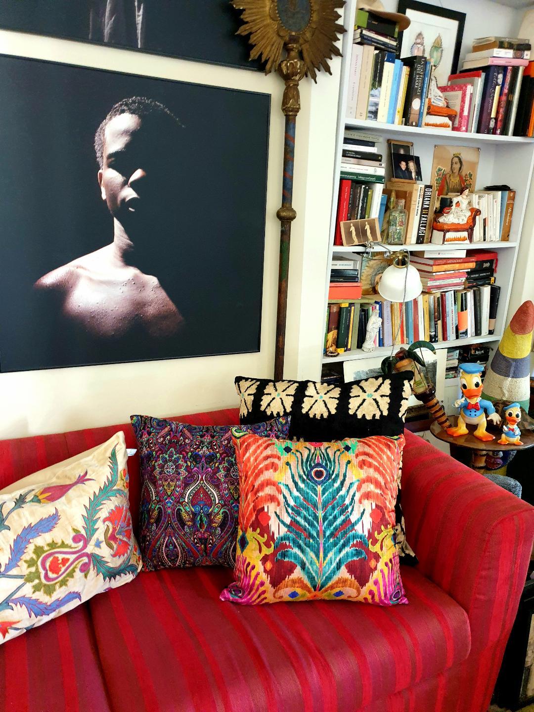 Matthew Williamson one of the most well known fashion designer has created a tabletop and textile collection for les-Ottomans. Colors is a must in all Williamsons’ designs as well as the peacock’s references that are here declinated in several new