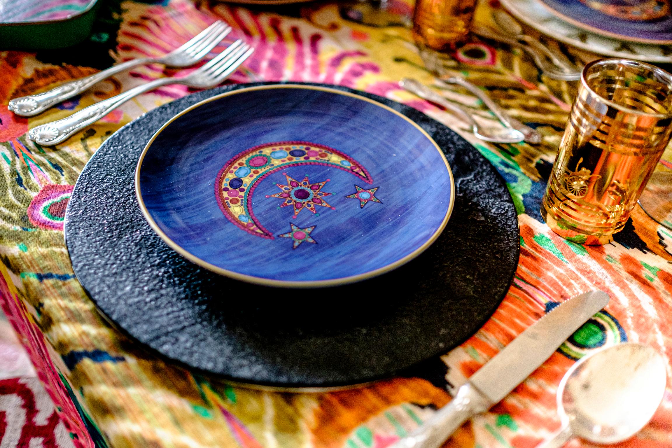 Matthew Williamson one of the most well known fashion designer has created a tabletop and textile collection for Les-Ottomans. Colors is a must in all Williamsons’ designs as well as the peacock’s references that are here revealed in several new and