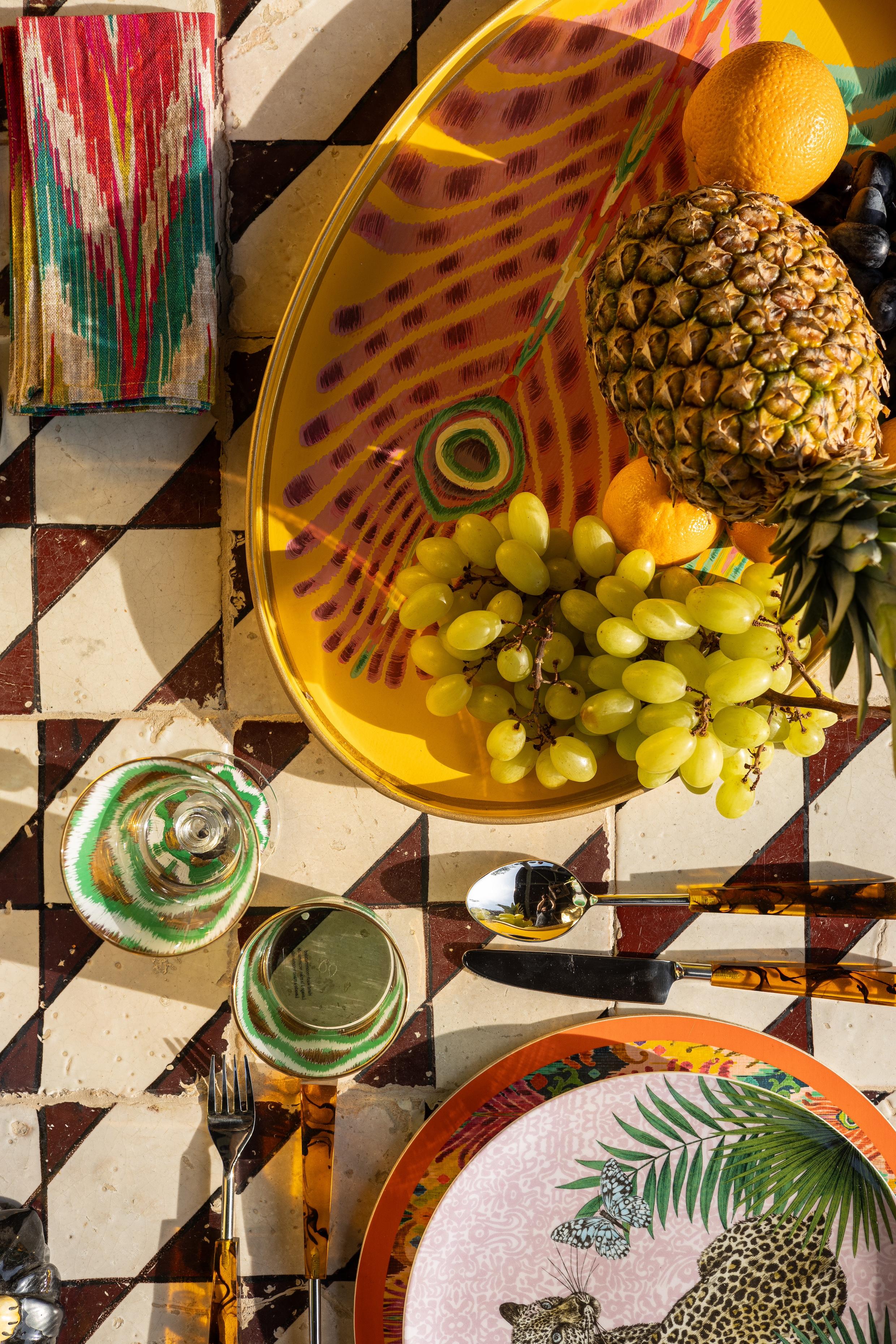 El renombrado diseñador británico Matthew Williamson, conocido por su audaz uso del color y sus motivos inspirados en la naturaleza, ha creado una colección de mesa y textil con Les Ottomans. Esta colaboración muestra su característico diseño de