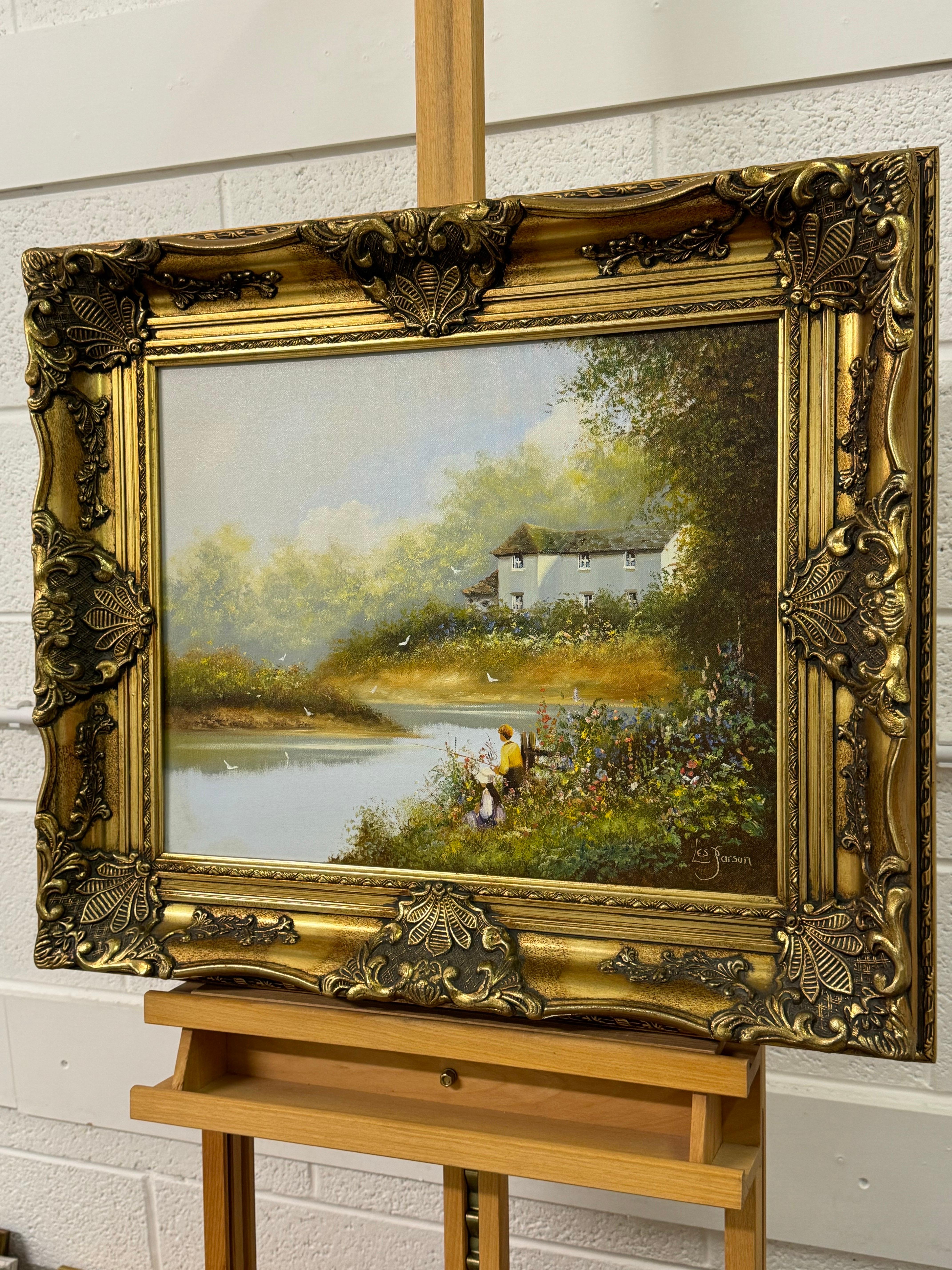 Bambini che pescano vicino a un fiume con fiori selvatici e fattoria nella campagna inglese - Landscape Painting Marrone di Les Parson