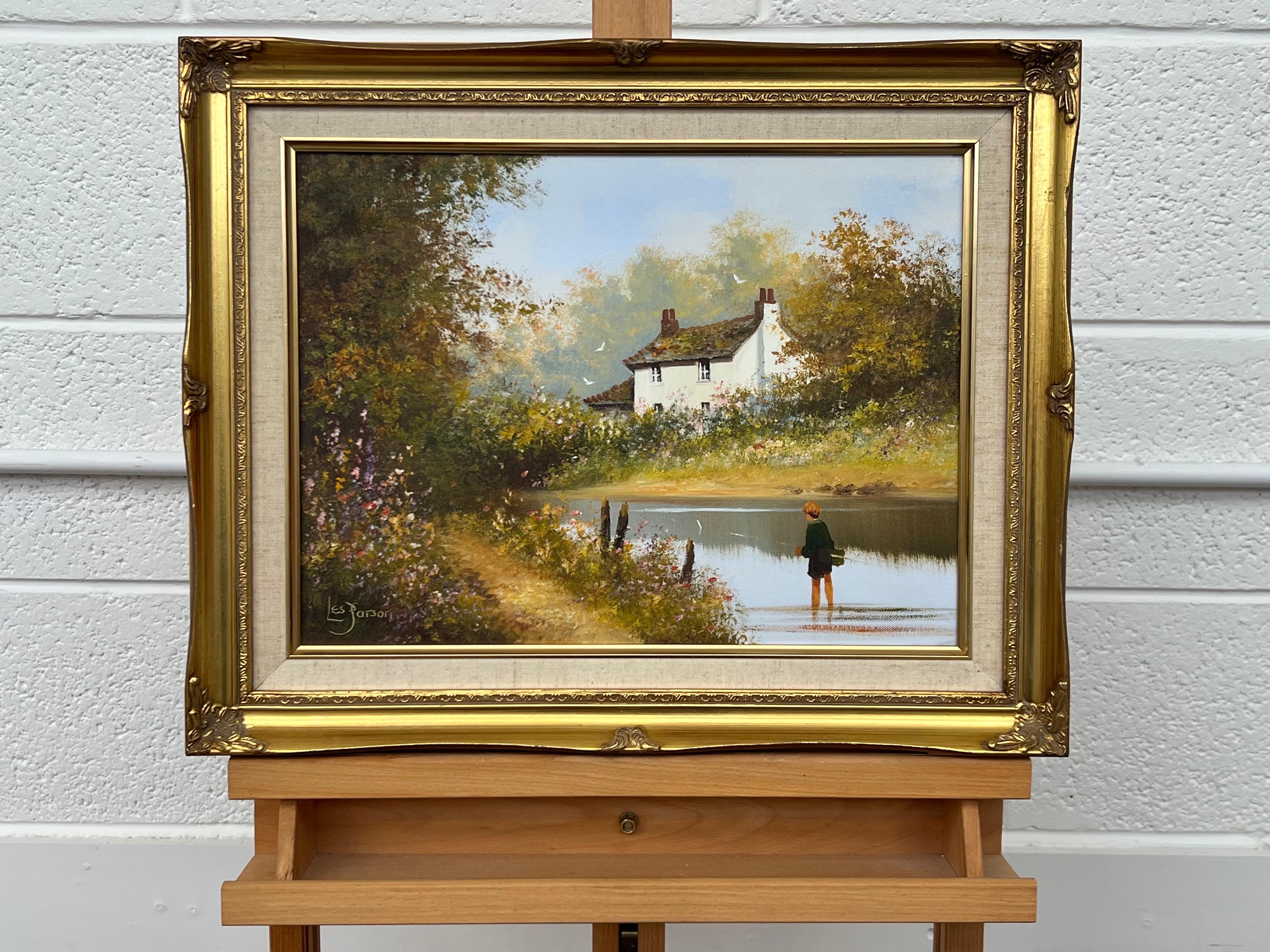 Giovane ragazzo che pesca nel fiume con casetta in un prato selvaggio nella campagna inglese dell'artista britannico Les Parsons 

L'arte misura 16 x 12 pollici 
La cornice misura 21 x 17 pollici 

Il dipinto raffigura una serena scena di campagna