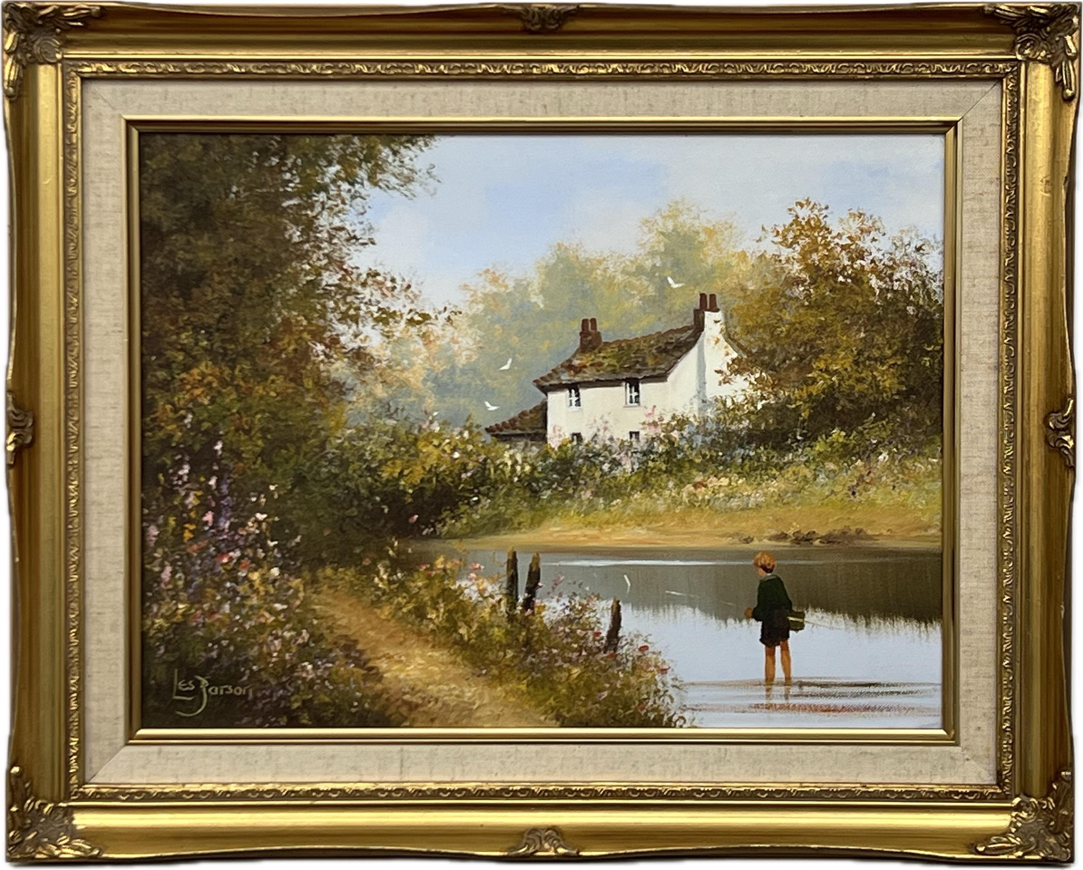 Figurative Painting di Les Parson - Giovane ragazzo che pesca nel fiume con un cottage in un prato selvaggio nella campagna inglese