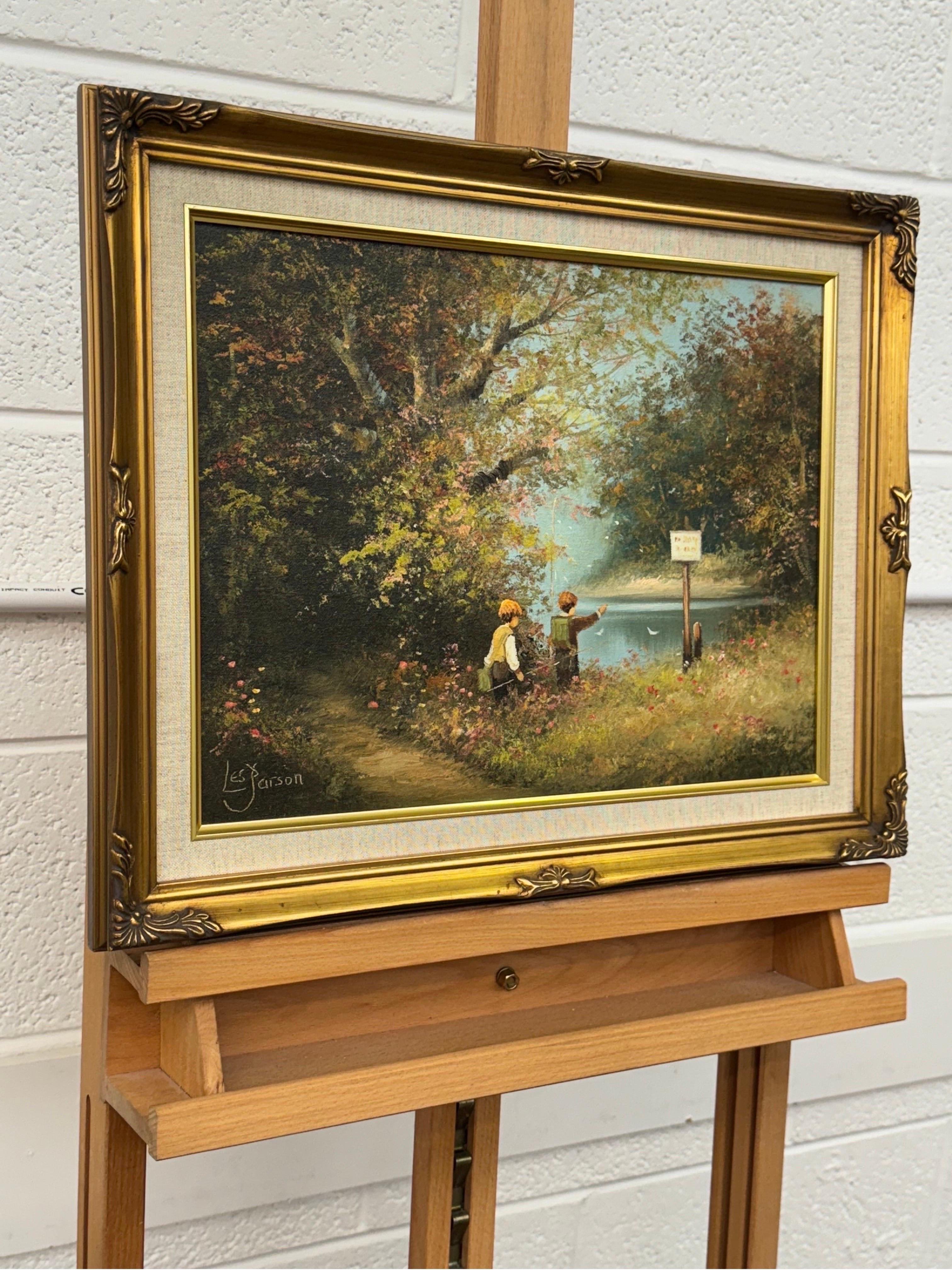 Giovani ragazzi che pescano lungo il fiume in un prato di fiori selvatici nella campagna inglese - Painting di Les Parson