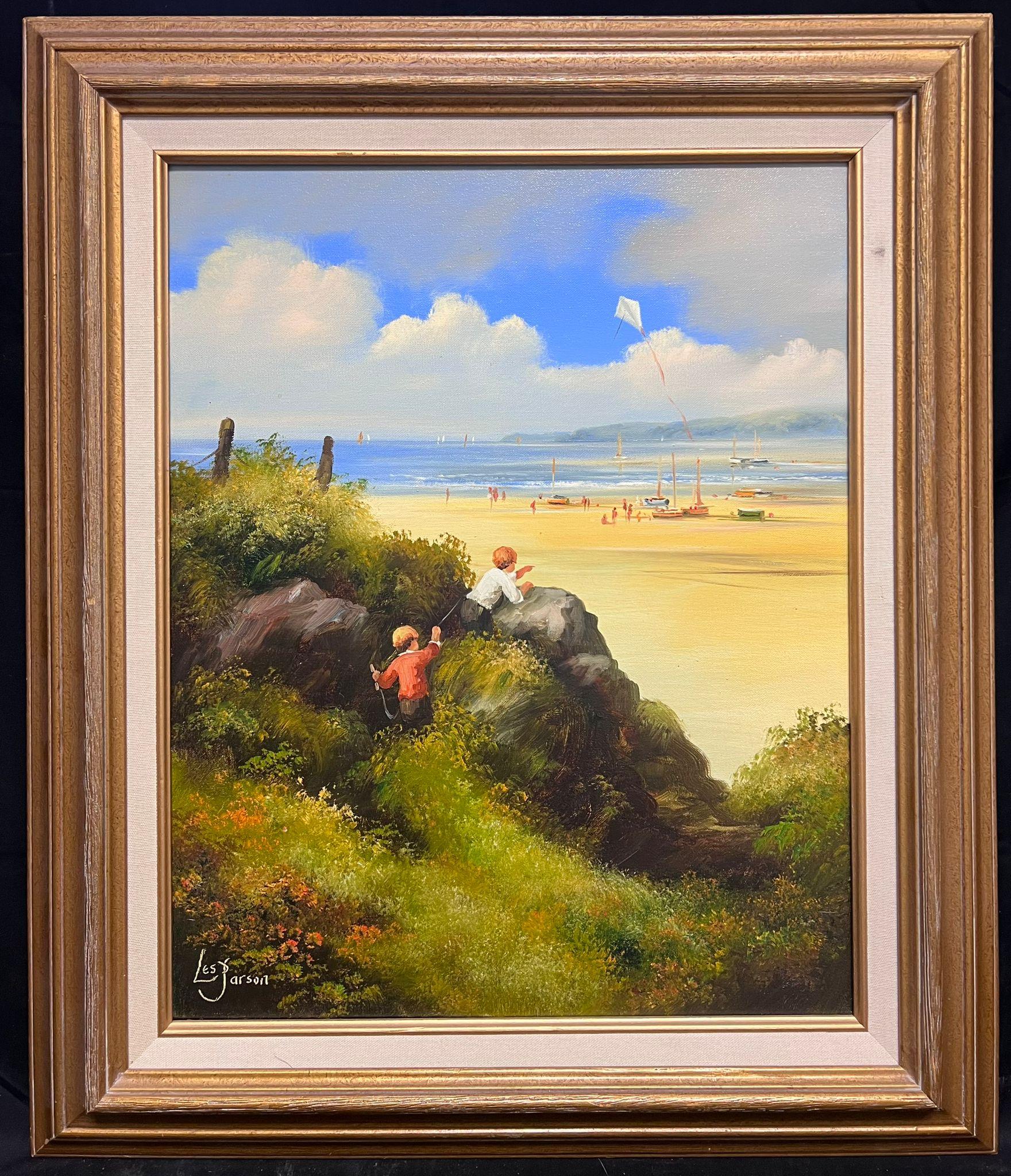 Pittura ad olio tradizionale inglese Bambini in spiaggia con aquilone firmata e incorniciata - Painting di Les Parsons
