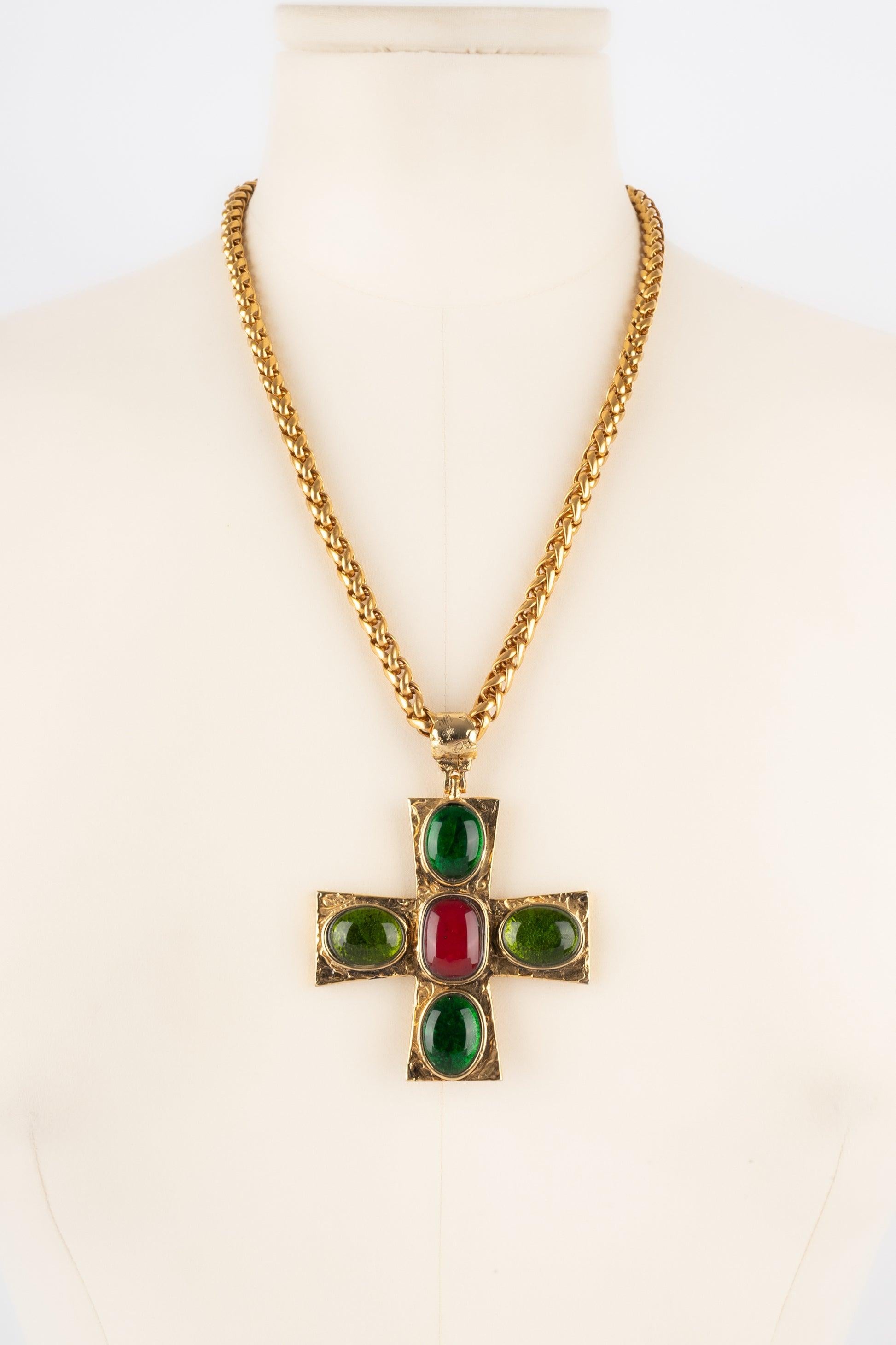 Les Paruriers  - (Made in France) Collana con ciondolo a croce in metallo dorato con cabochon colorati.

Informazioni aggiuntive:
Condizioni: Ottime condizioni
Dimensioni: Lunghezza: 50 cm - Ciondolo: 5,8 cm x 5,8 cm

Riferimento del venditore: BC129