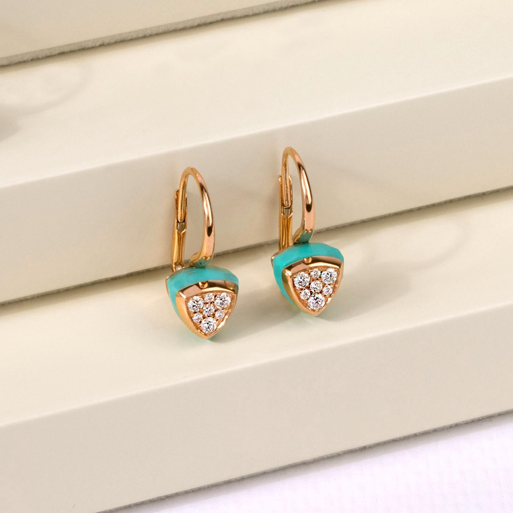 Contemporain Les Petits Bonbons Boucles d'oreilles triangle avec turquoise et diamants en vente