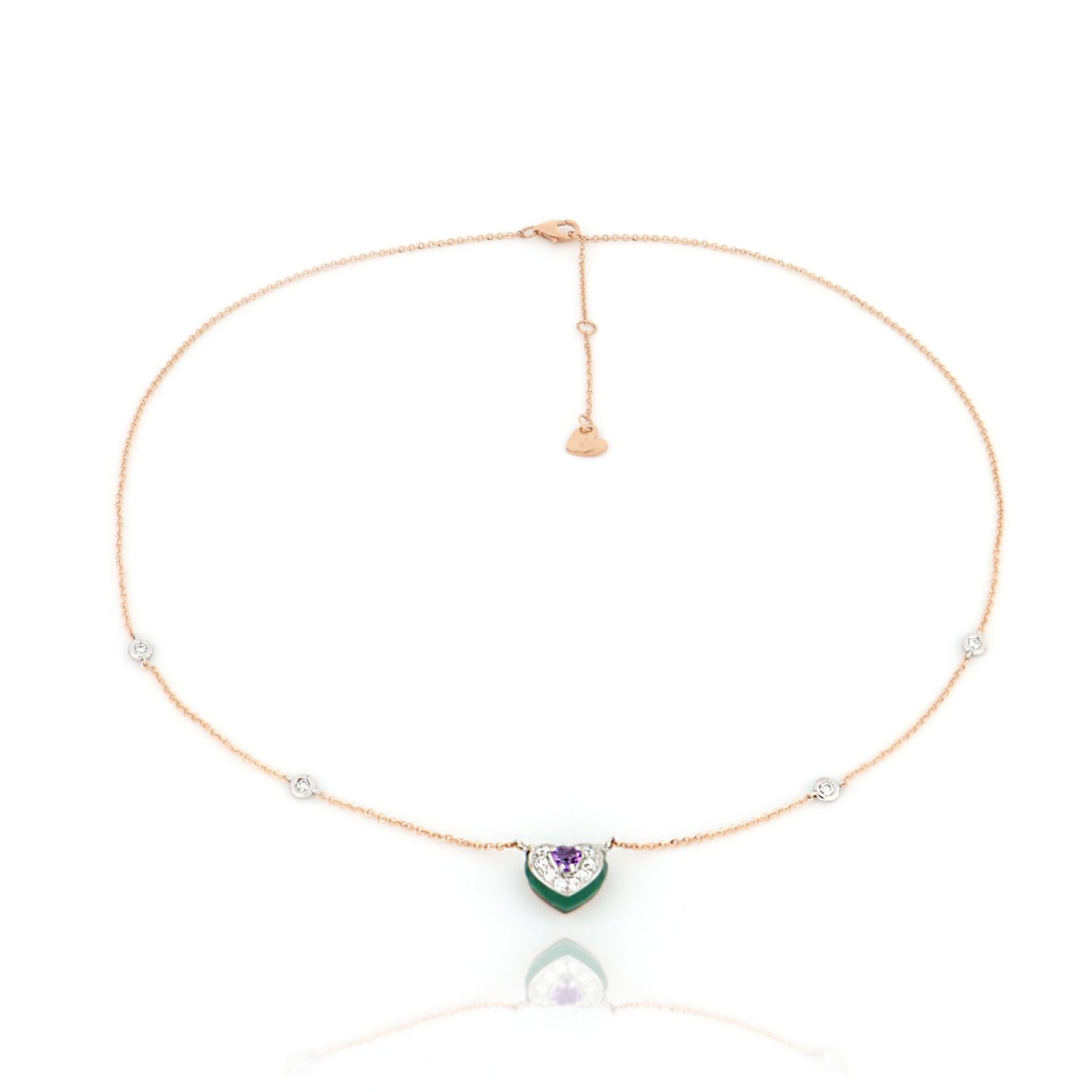 Une géométrie fraîche et ludique pour le centre de ce collier en or rose. Améthyste violette et onyx vert dans une combinaison de contrastes rehaussée de diamants brillants.

Collier longueur 43 cm avec extension à 45 cm et 48 cm, chaîne diamantée