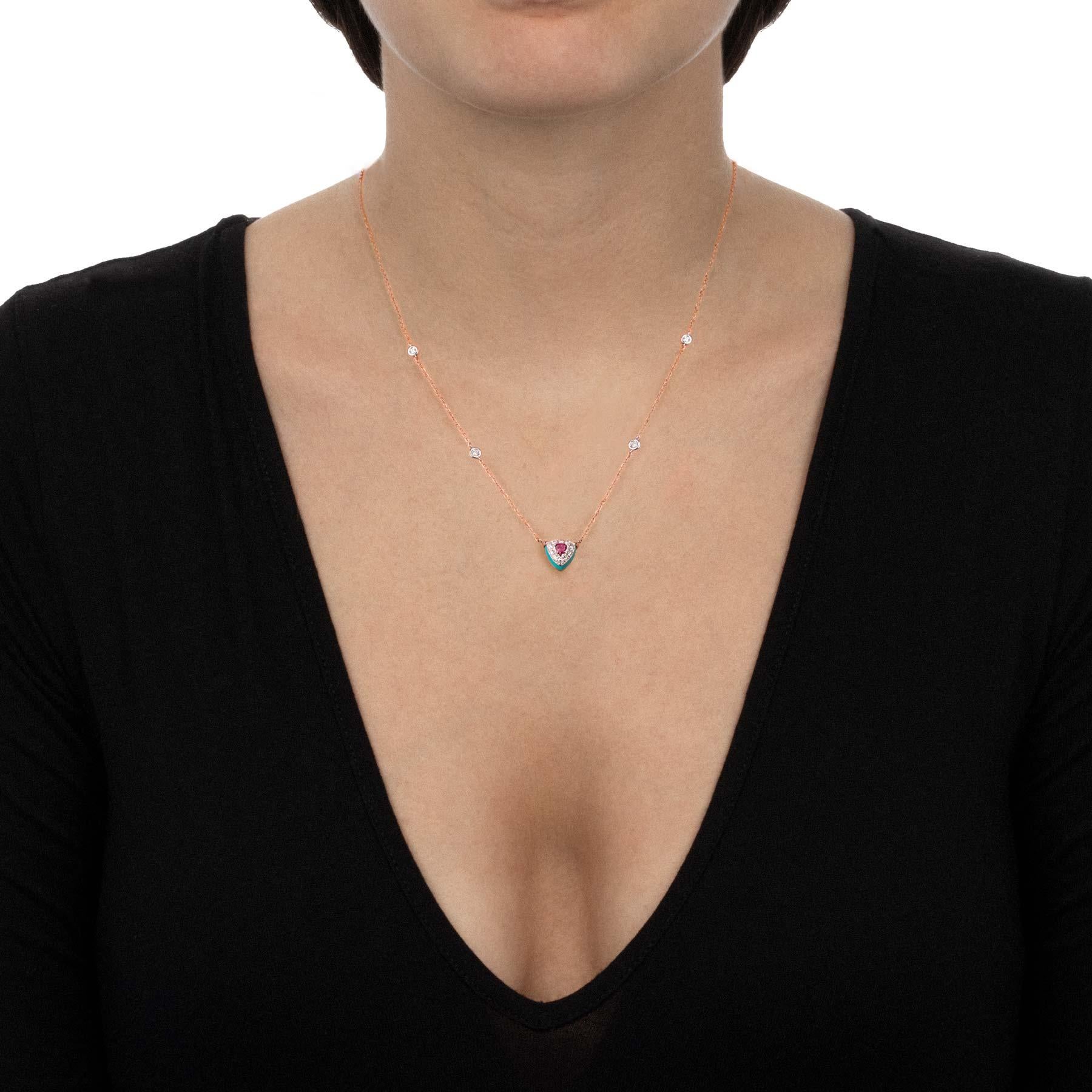 Different shades and never boring contrasts are the aesthetic key of this rose gold necklace. The colored stones harmonize their tones with the brightness of numerous diamonds. Flashes of elegance and refinement.

Necklace lenght 43 cm with