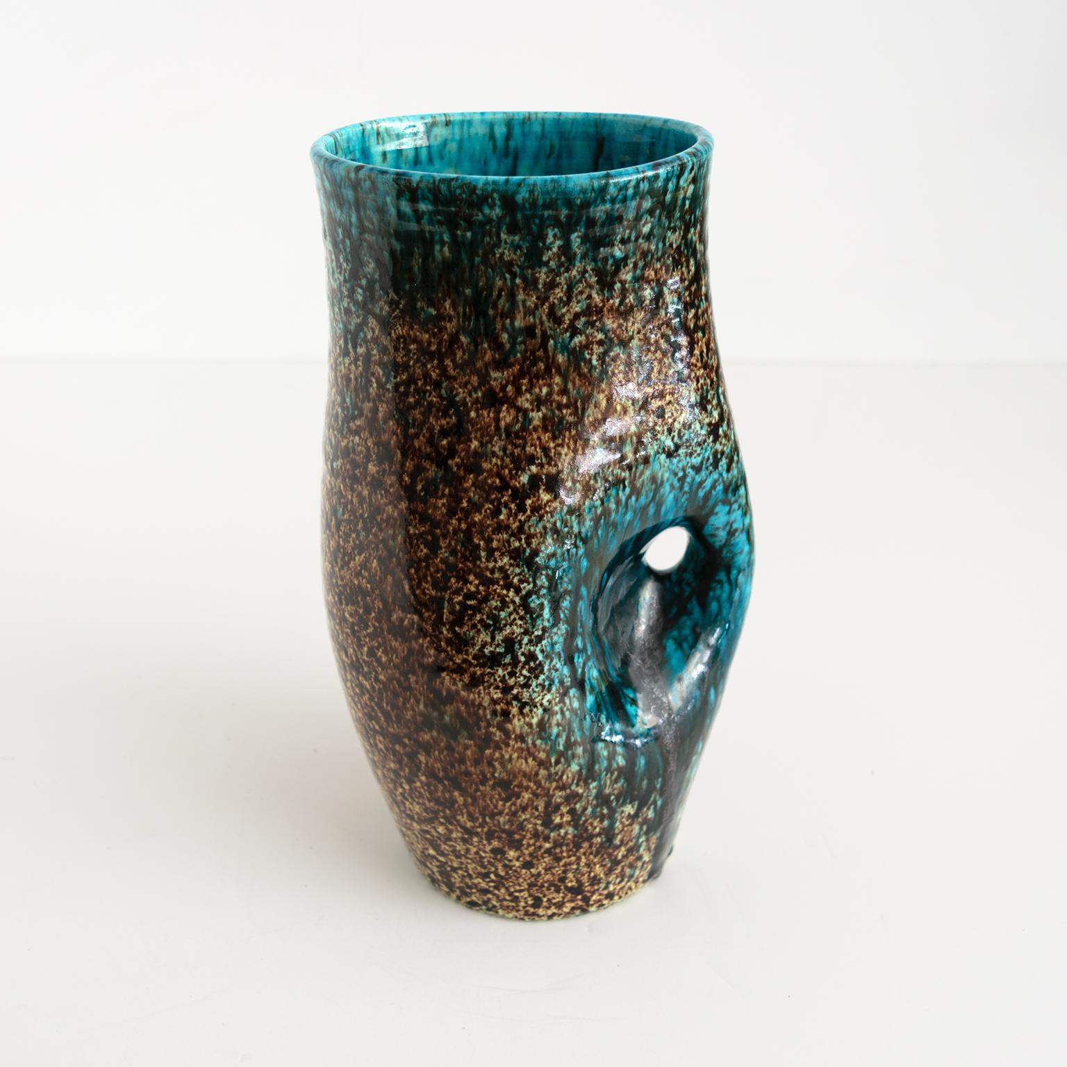 Hand thrown ceramic French midcentury vase from Les Potiers d’Accolay with an almost organic form. Beautiful glazed with richly colored speckled glaze.

Measures: Height 10.75”, width 6”, depth 5.5”.