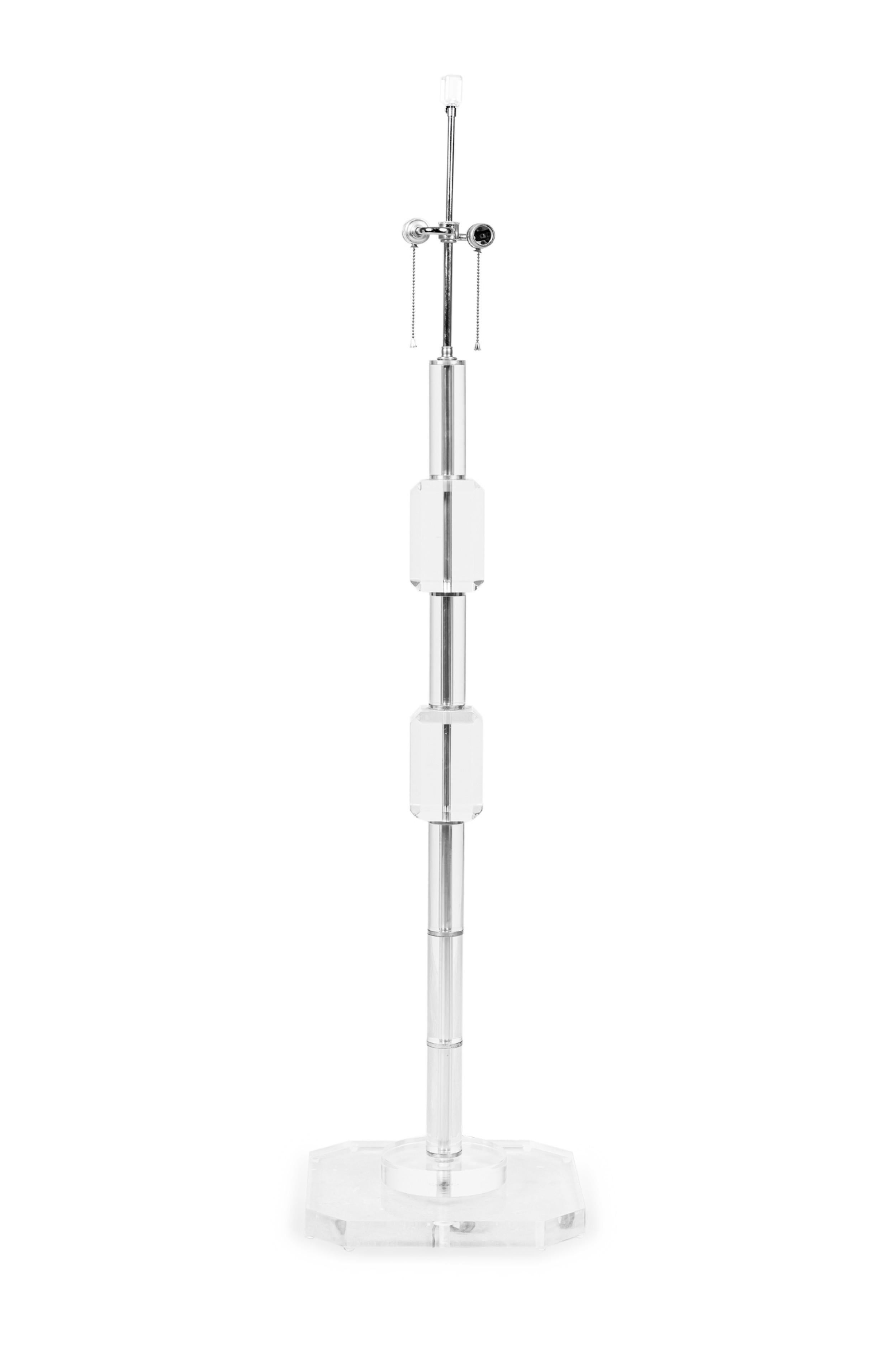Lampada da terra francese di metà secolo in lucite con taglio a gemma e design a colonna circolare che poggia su una base circolare (LES PRISMATIQUES)