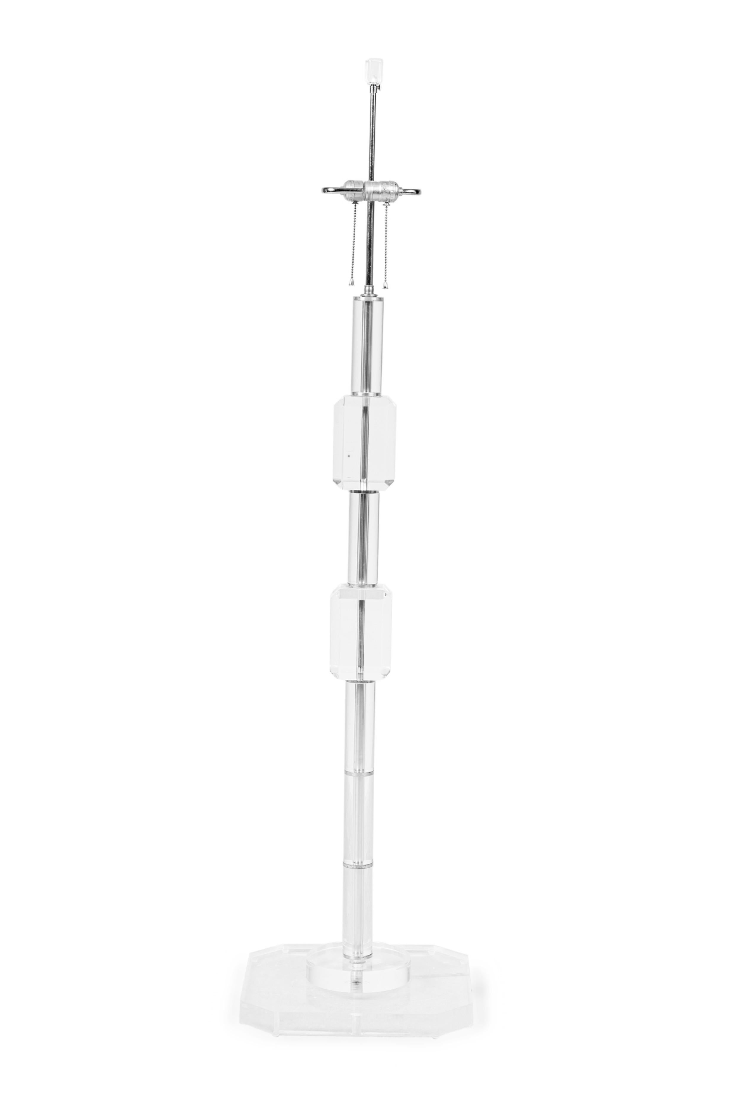 Mid-Century moderno Les Prismatiques, lampada da terra in lucite con taglio a gemma della metà del secolo, francese in vendita