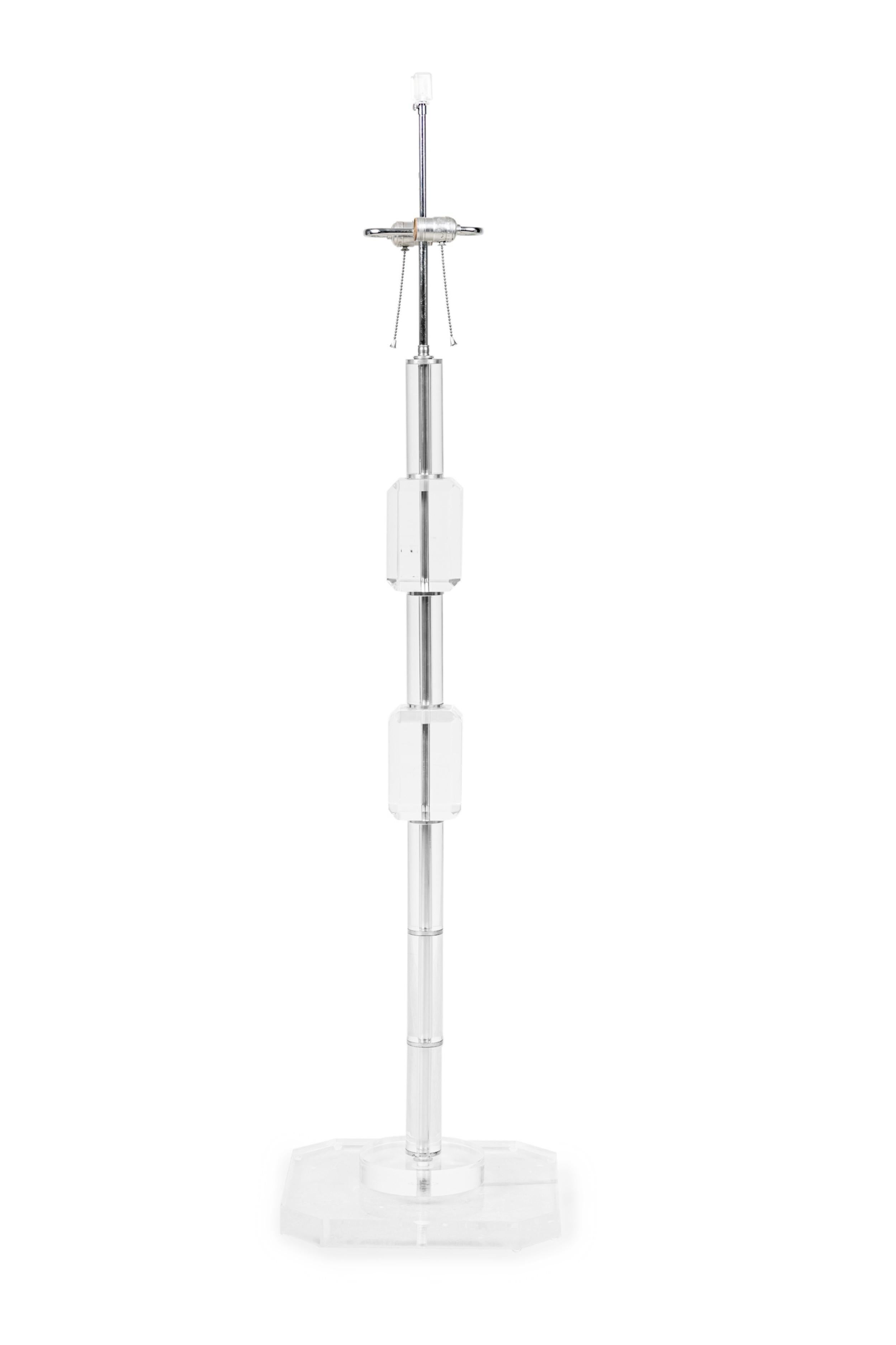 Fatto a mano Les Prismatiques, lampada da terra in lucite con taglio a gemma della metà del secolo, francese in vendita